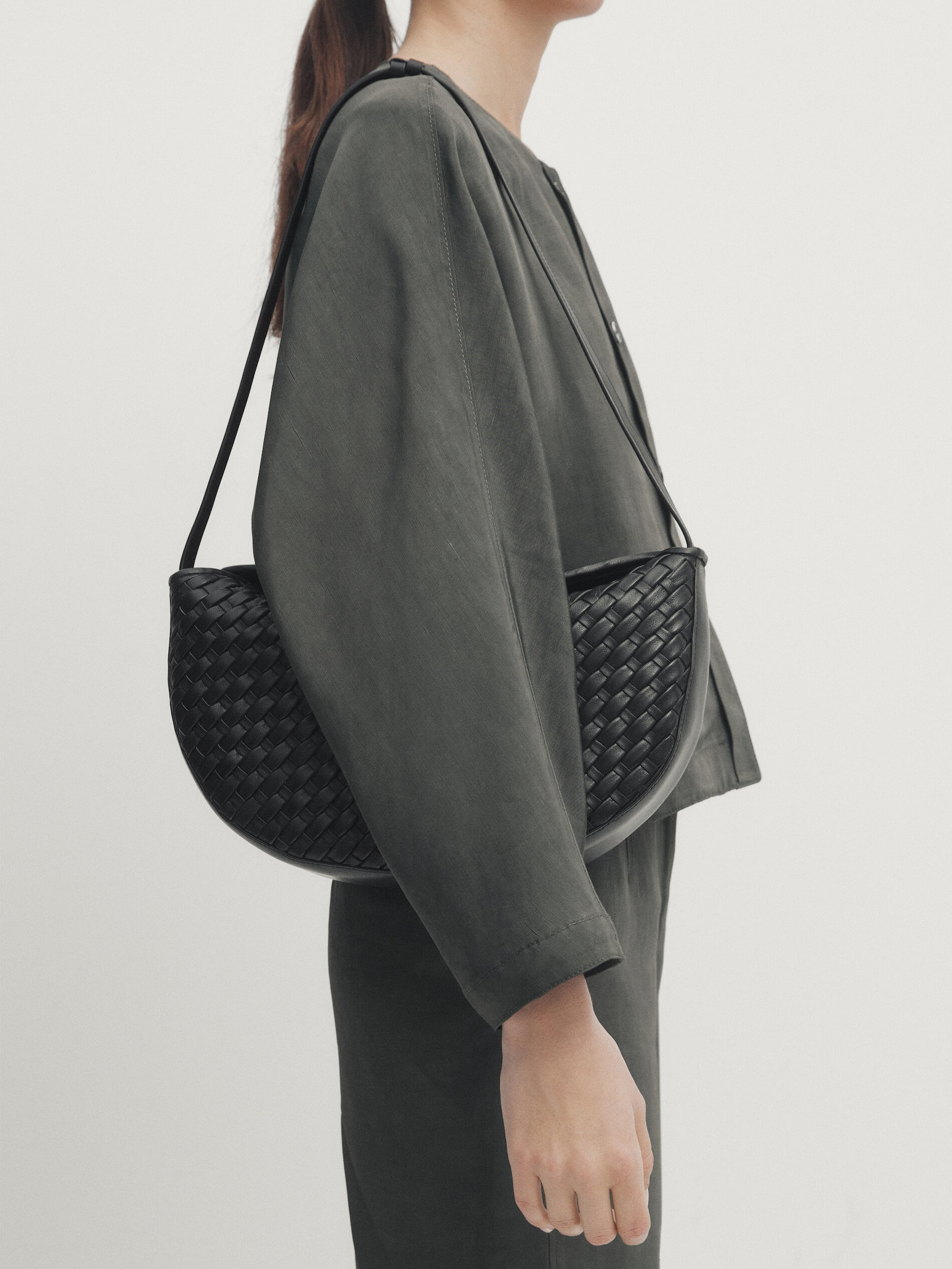 Halbmondförmige Tasche aus Nappaleder mit Flechtmuster | Massimo Dutti DE