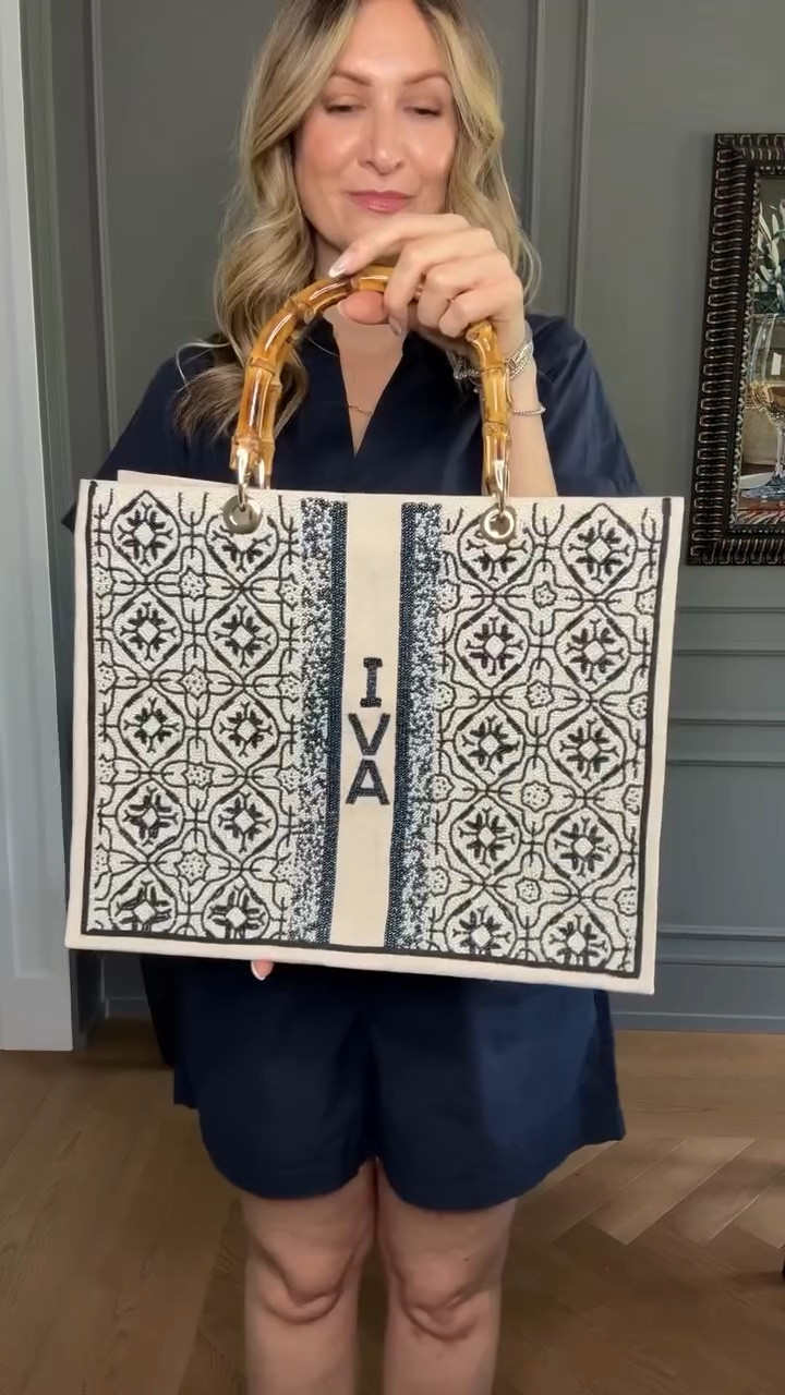 Tick-tock, it’s poplin o’clock 💙
Serving crisp summer vibes in my favorite matching set. And yes, the bag says IVA—because personal style should be personal, right? 😎✨

⸻

#OOTD #MatchingSet #PoplinStyle #MonogramMoment #SummerLook #ChicAndEasy #EffortlessStyle #StyleWithIVA #BlueVibes #CanadianStyle #WeekendWears