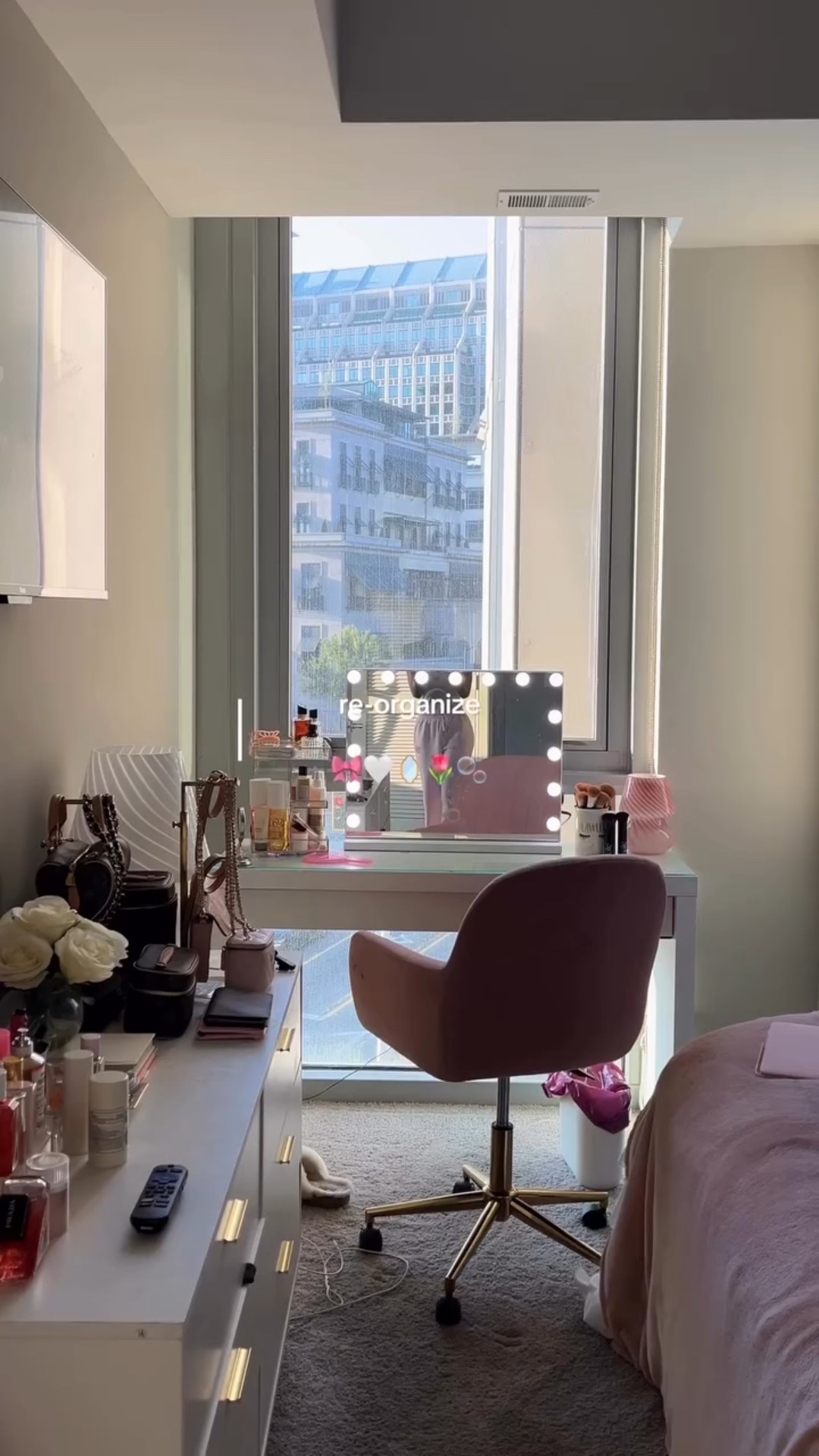 i love a good vanity reset it was well needed 🎀☺️🤍🪞🌷⭐️

#apartment #inspo #decor #vanity #reset 

@rarebeauty @patricktabeauty @hudabeauty  @armanibeauty @charlottetilbury @elfcosmetics @nyxcosmetics