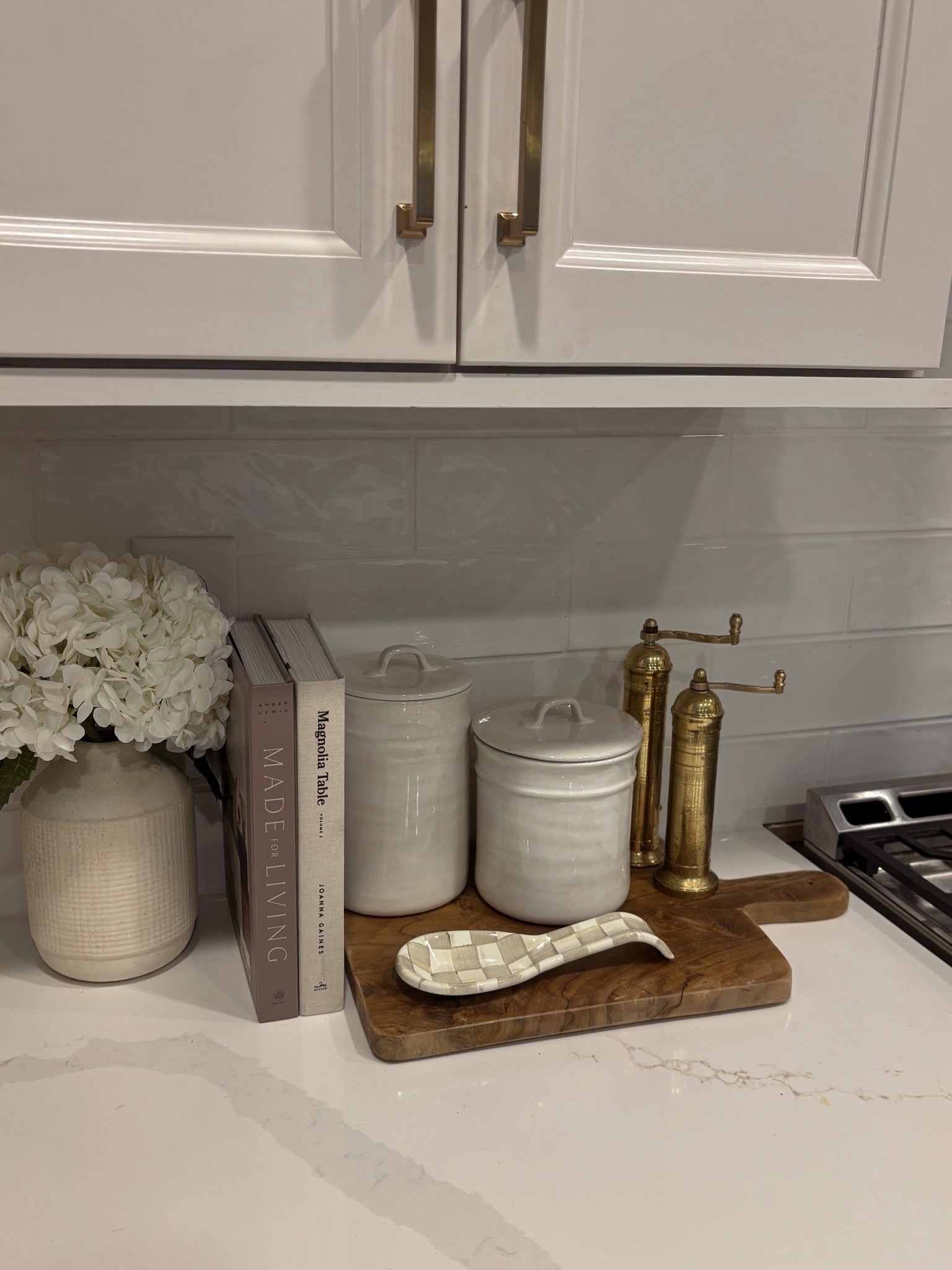 Kitchen counter decor 🤍



Kitchen, home decor, canister, pepper mill, salt mill, cook books, coffee table books, neutral, minimalism, Mackenzie childs, sidneymarieduke

#LTKHome