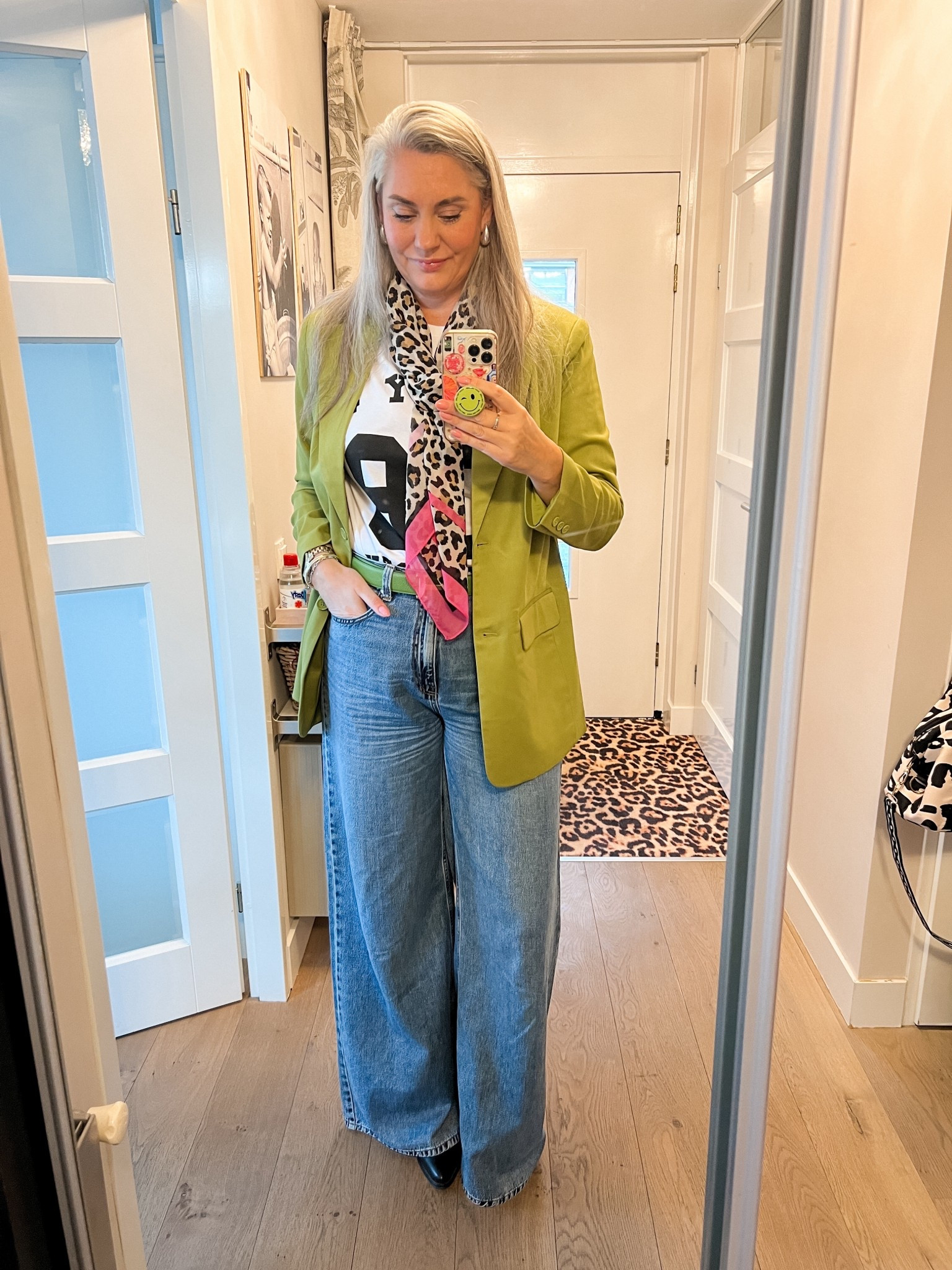OOTD - donderdag. Lime kleurige oversized blazer (42), over een wit t-shirt met sportieve print, leopard print sjaal, wide leg jeans en zwarte western laarzen. 



#LTKstyletip #LTKover40 #LTKeurope