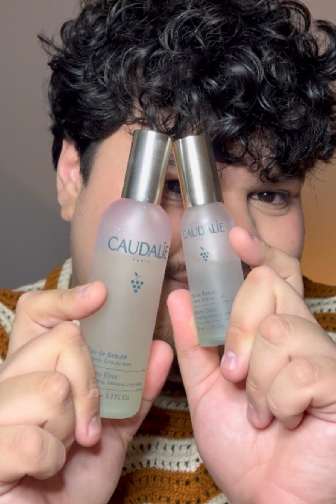 eu sou obcecado em brumas e tenho várias aqui, mas eu preciso muito falar do meu produto favorito de caudalie que é a água de beleza - eau de beauté. 

a água de beleza da caudalie tem 100% de ingredientes naturais e é multiuso: você pode utilizar antes, durante e depois da maquiagem, na preparação da pele, no travesseiro, enfim, onde você precisar de um bom momento. o aroma é perfeito, um carinho na alma. 

ela vem em dois tamanhos, 100 e 30ml - AMO MUITO! #caudalie 

#LTKbeauty #LTKbrasil #LTKmens