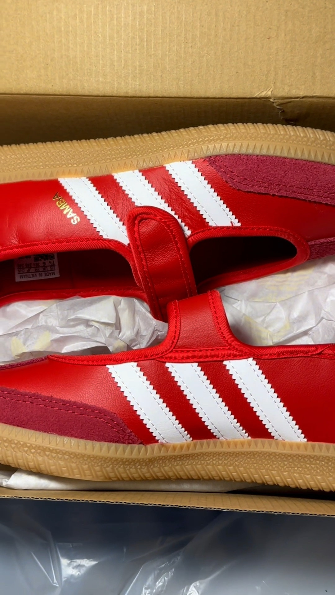 I LOVE the red & they’re perfect for IU fans ❤️🍒🏈

#iu #sambas #adidassambas 
