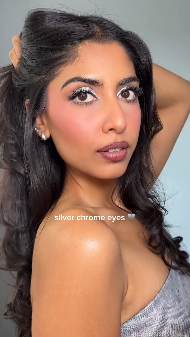 Let’s do a silver chrome moment using my @maccosmeticscanada dazzleshadow in silver surfer + @lilacst Hollywood lashes 

@anastasiabeverlyhills haze palette @yslbeauty lash latex 

all linked in my shopmy & LTK :)
.
.
.
#silvereyeshadow #chromeeyeshadow #silvermakeup #brownskinmakeup #cooltonedmakeup