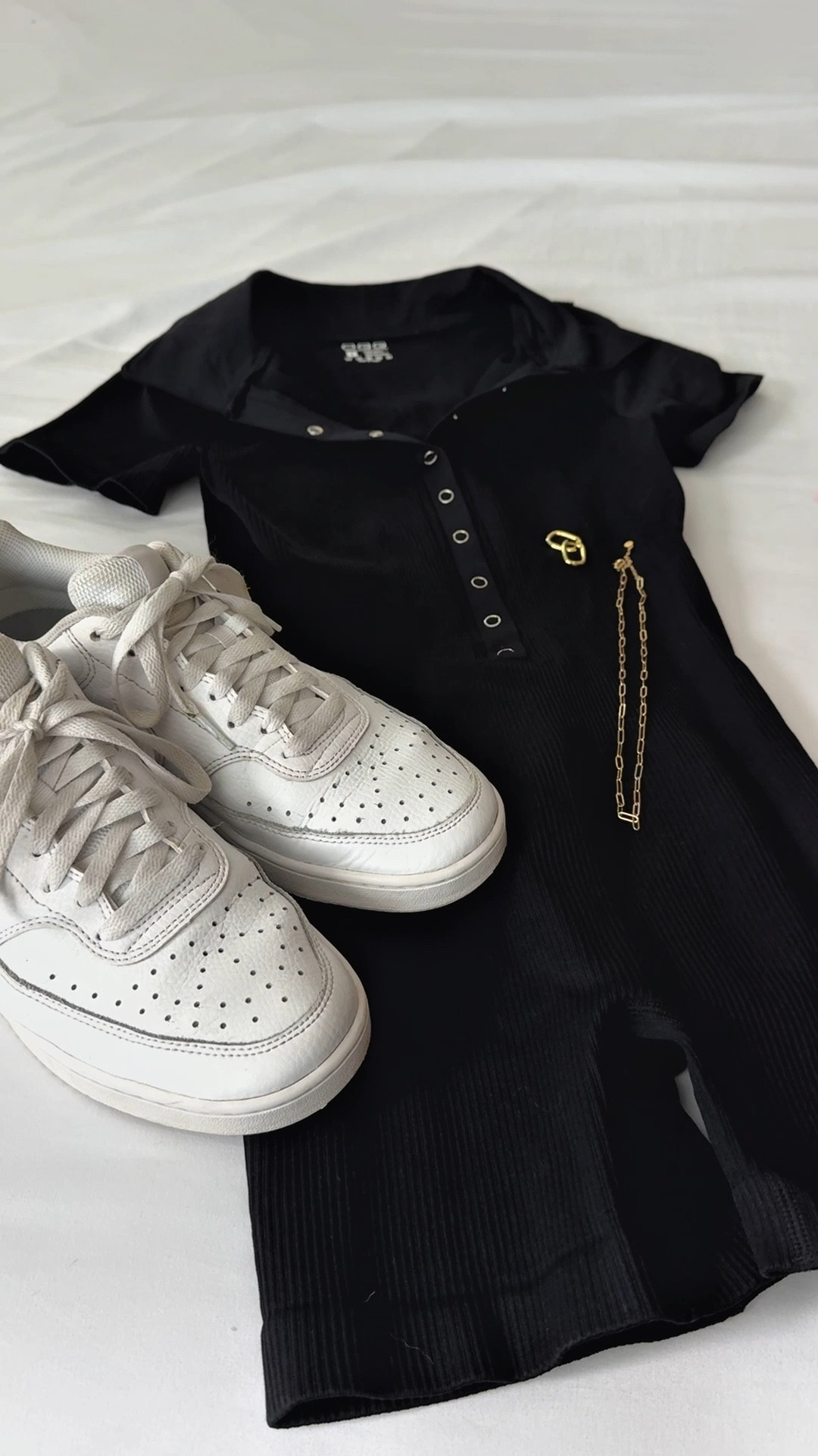 Effortless cool: sleek in black, bold in gold, and grounded with classics 🤍🖤✨ #OOTD #StreetStyle #CasuallyChic #EverdayWear #AthleticWear #WeekendFit #ComfyAndCasual

#LTKActive #LTKU #LTKSeasonal