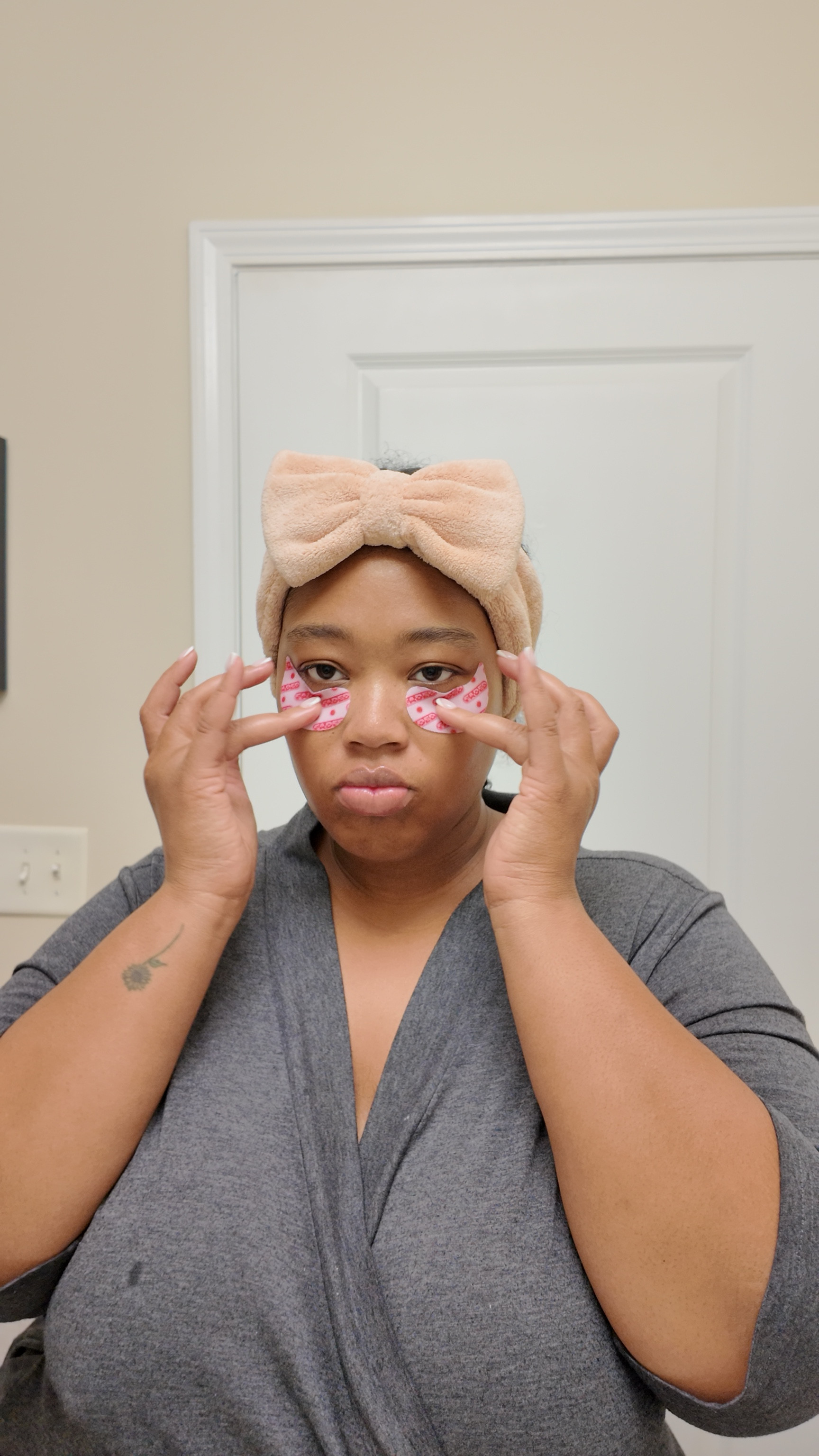 Let’s wash our face before bed! 

Products used 
Facial Brush by @Conair 
Cleanser & Moisturizer by  @Youth To The People 
Vitamin C Serurm 
Eye Patches by @TOPICALS 
 

#LTKBeauty