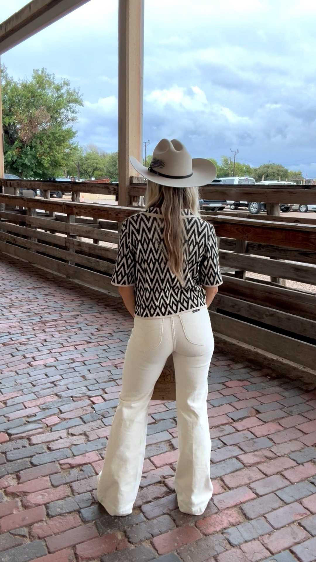 Stockyards day 🤠🐎

Top: XS
Bottoms: 2/26 (usually size up with Rolla’s - tagged exact jeans in diff color) 
Boots: 8 (old Nine West)
Hat: Size 7 (added a hat band + feather & lavender) 

Western outfit, ootd, white corduroy pants, booties, skyline Stetson, marshals, camp shirt, outfit of the day, petite fashion 


#LTKFindsUnder100 #LTKSaleAlert #LTKPetite
