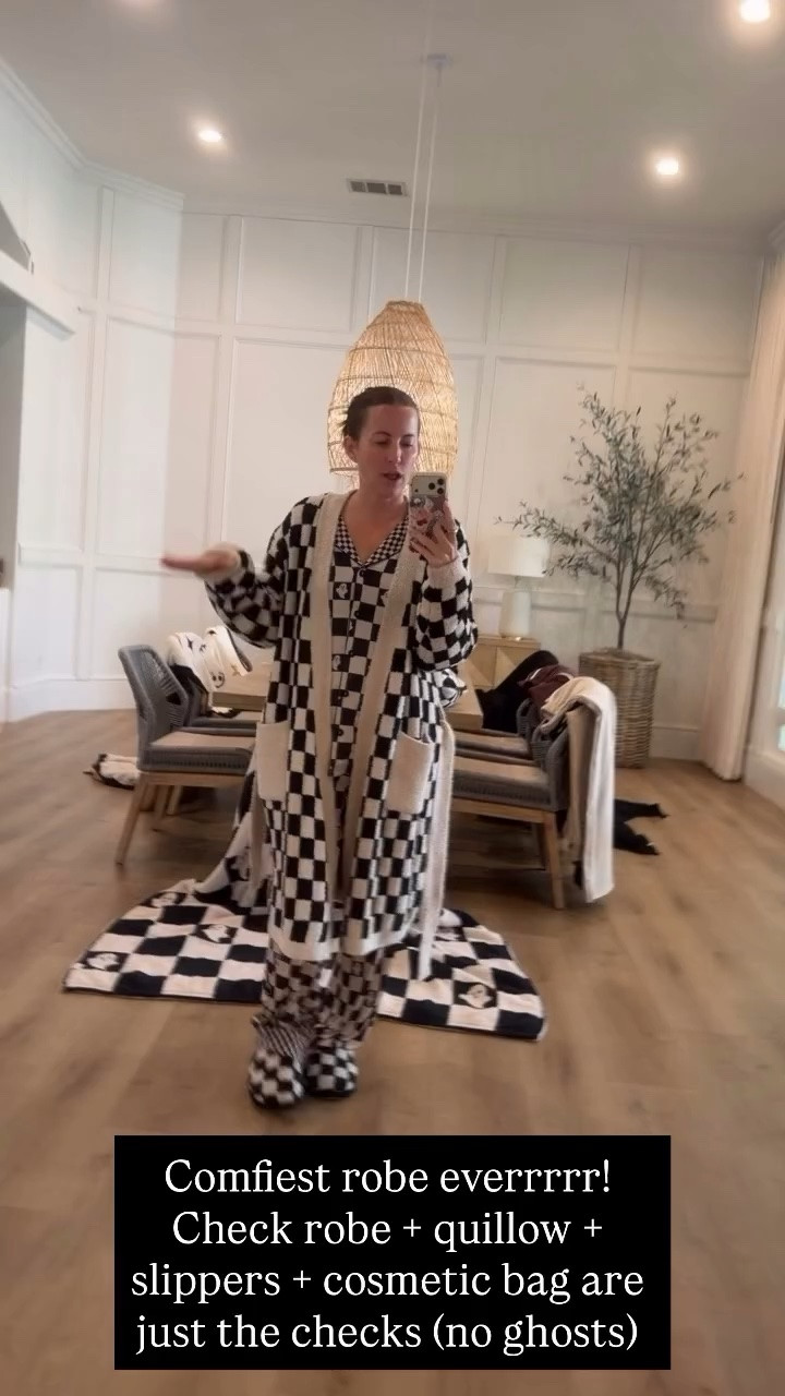 Comfiest robe everrrrr!
Check robe + quillow + slippers + cosmetic bag are just the checks (no ghosts)
