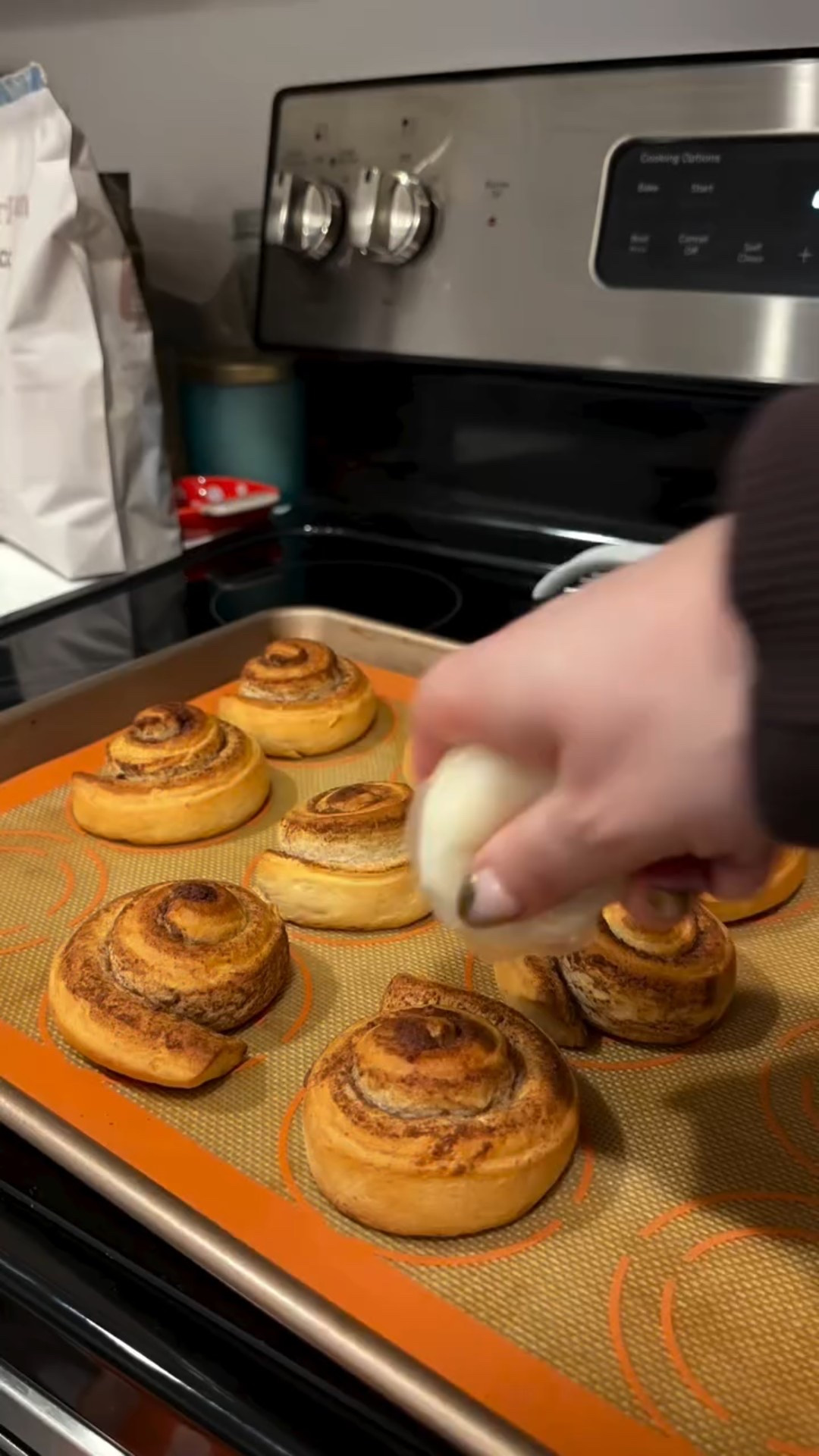 Welcome to a cozy Sunday vlogmas🎄

We are making cinnamon rolls, resetting the apartment and I need to know, are you team cream cheese frosting?? Join along for more cozy vlogs this time of year!

#vlogmas #vlogmas2025 #vlogmasday15 #sundayreset #bakewithme Tide Laundry @OxiClean @AG1 @laneige_us @Slate Flosser

#LTKHoliday #LTKdayinmylife #LTKvlog