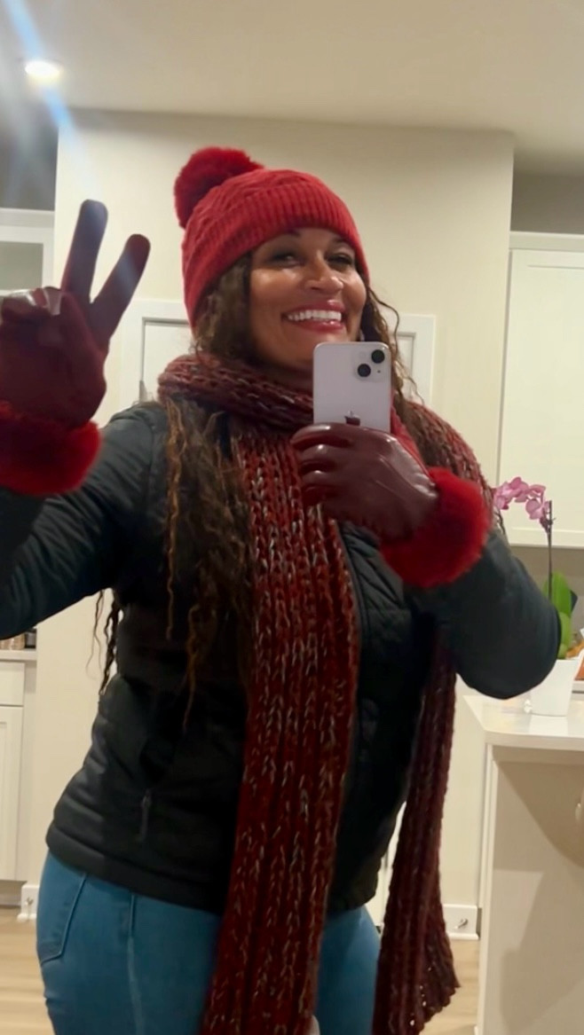 It’s furry hat, scarf and #fuzzy gloves time yall! Run to Nordstrom’s and grab you some today!

Hat and Gloves: Vince Camuto, Nordstroms, Nordstroms Rack
Coat: #NorthFace
Scarf: #Nordstroms
Sneakers: Valentine #Retro Jordan’s 3
Jeans: J Brand Nordstrom’s
Sweater: #Express
Belt: Gucci
Cardigan: #Gucci
Lipstick: Ruby Woo, Mac
Gloss: Fenty Bomb lip gloss 


#LTKHoliday #LTKGiftGuide #LTKSeasonal