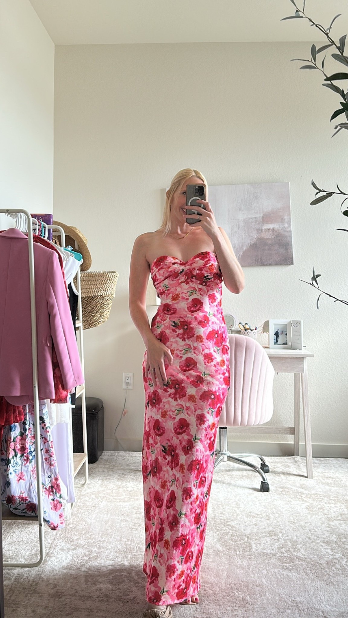 Love this pink floral dress from @Beginning Boutique US 🩷

Perfect for any Summer events!! Love the satin material!


Floral dresses, summer wedding guest dress, pink dress, pink floral dress, strapless maxi dress, satin dress, satin maxi

#LTKSeasonal #LTKSaleAlert #LTKWedding
