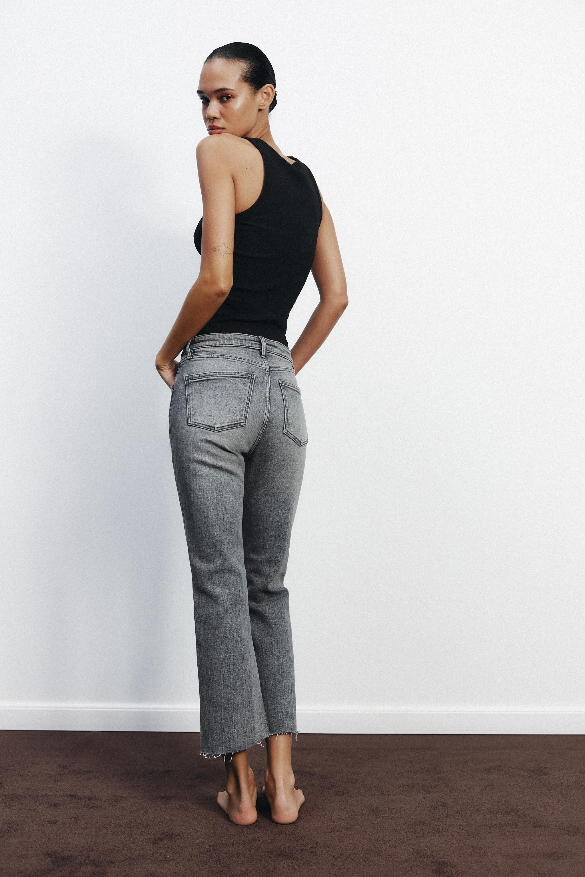 Round neck tank top. Ribbed trim.Black | 3253/339/800Product Measurements
Check in-store availabi... | Zara US
