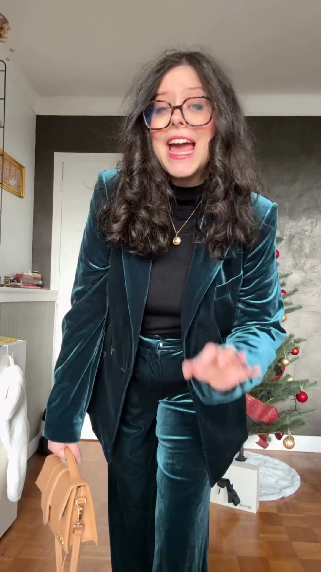 Jour 5 — Le costume en velours, l’incontournable des fêtes.
Chaque année il revient, et ce n’est pas pour rien : chic, structuré, intemporel… c’est LE classique du dressing de décembre. Si tu cherches une tenue élégante sans effort, le velours fait tout le travail pour toi.

Dans ce calendrier de l’avent mode, je te montre 24 looks pour t’aider à trouver LA tenue parfaite d’ici Noël… aujourd’hui, place à l’iconique costume en velours.

Tu oserais le porter cette année ?
➡️ Abonne-toi pour ne manquer aucun des 24 looks de fêtes.

Pyjama : @etam 
Costume : @ca 
Pull : @uniqlofr 
Collier : @mto.paris 
Bottines : @chaussea_officiel 
Sac à main : @jacquemus 
Rouge à lèvre : @labello_fr

#LTKpartywear #LTKfestive #LTKwinter