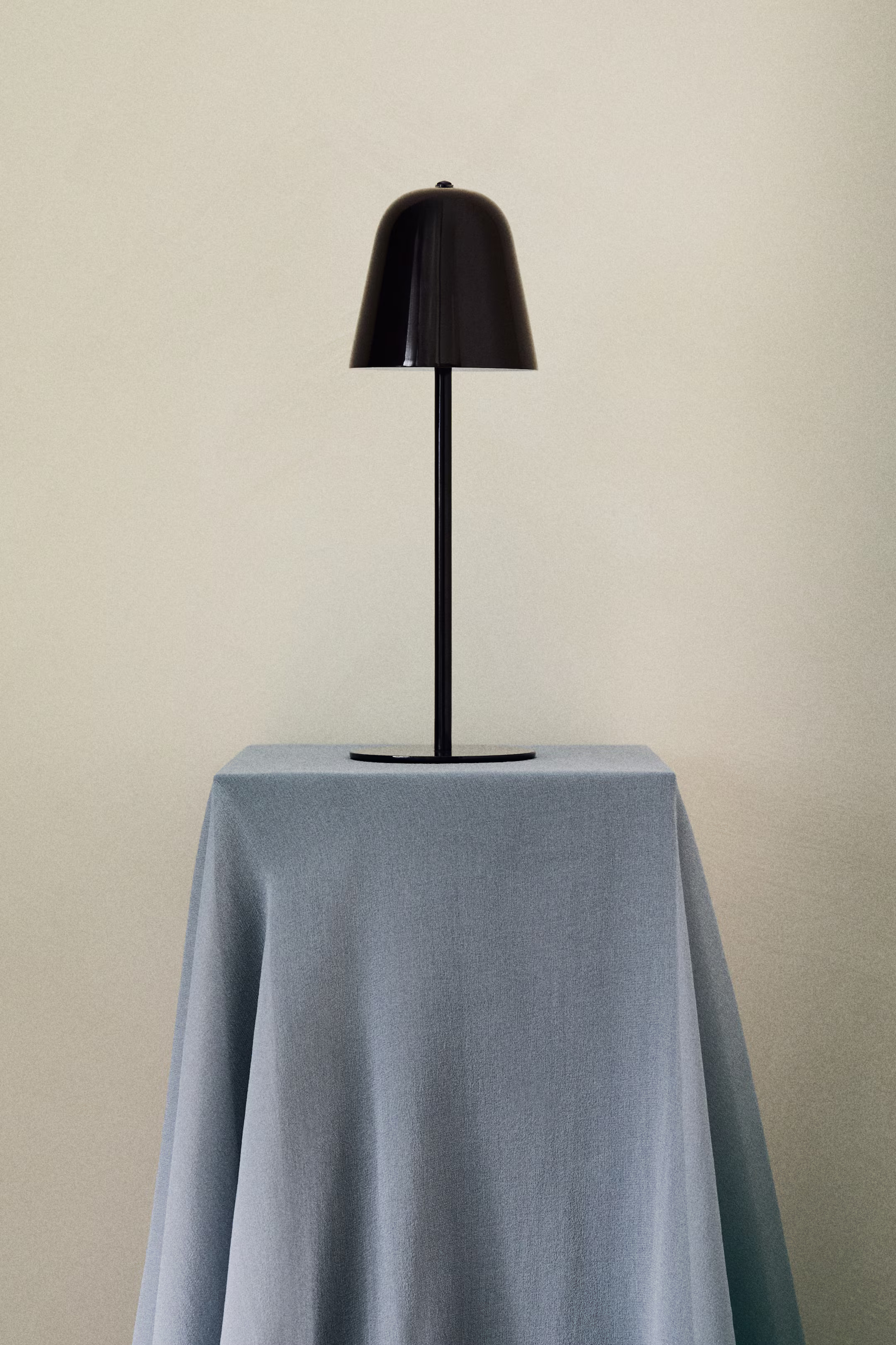 Aufladbare Tischleuchte | H&M (DE, AT, CH, NL, FI)