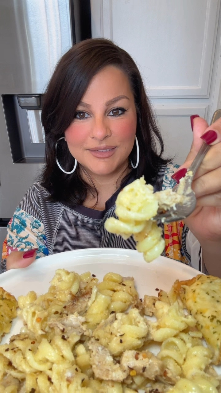 Made the creamiest Parmesan pasta tonight and wow… this one hits every time. Chicken optional, flavor mandatory. Pure comfort in a bowl. 🤍🍝

#ParmesanPasta #EasyDinnerIdeas #CozyMeals #WeeknightDinner #ComfortFoodRecipes #PastaTok #FoodInspo #QuickRecipes #HomeCooking #DinnerIdeas #FoodCreator #EasyMeals #LTKFood #LTKHome #RecipeVideo


#LTKHoliday #LTKCyberWeek #LTKGiftGuide