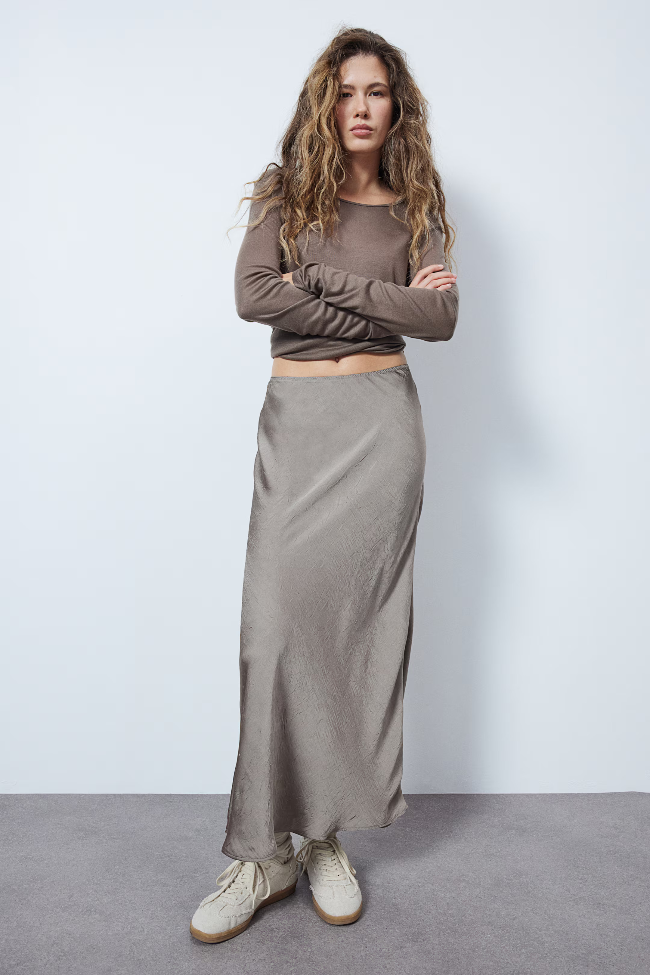 Crinkled satin maxi skirt - Grey - Ladies | H&M GB | H&M (UK, MY, IN, SG, PH, TW, HK)
