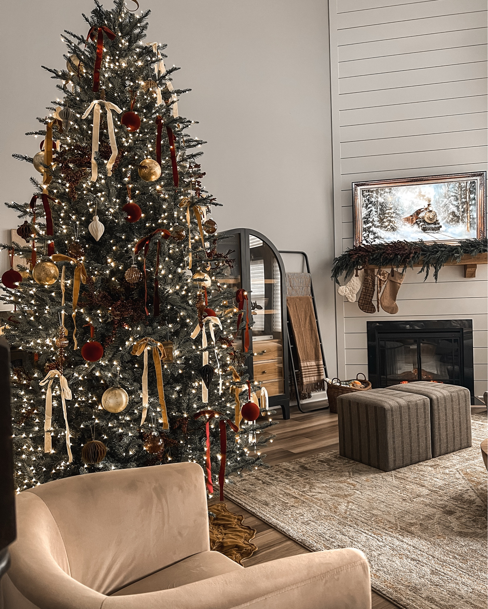 Merry Christmas Eve Eve!

Christmas Decor | Christmas Tree | Holiday Decor | Living Room

#LTKHome #LTKHoliday