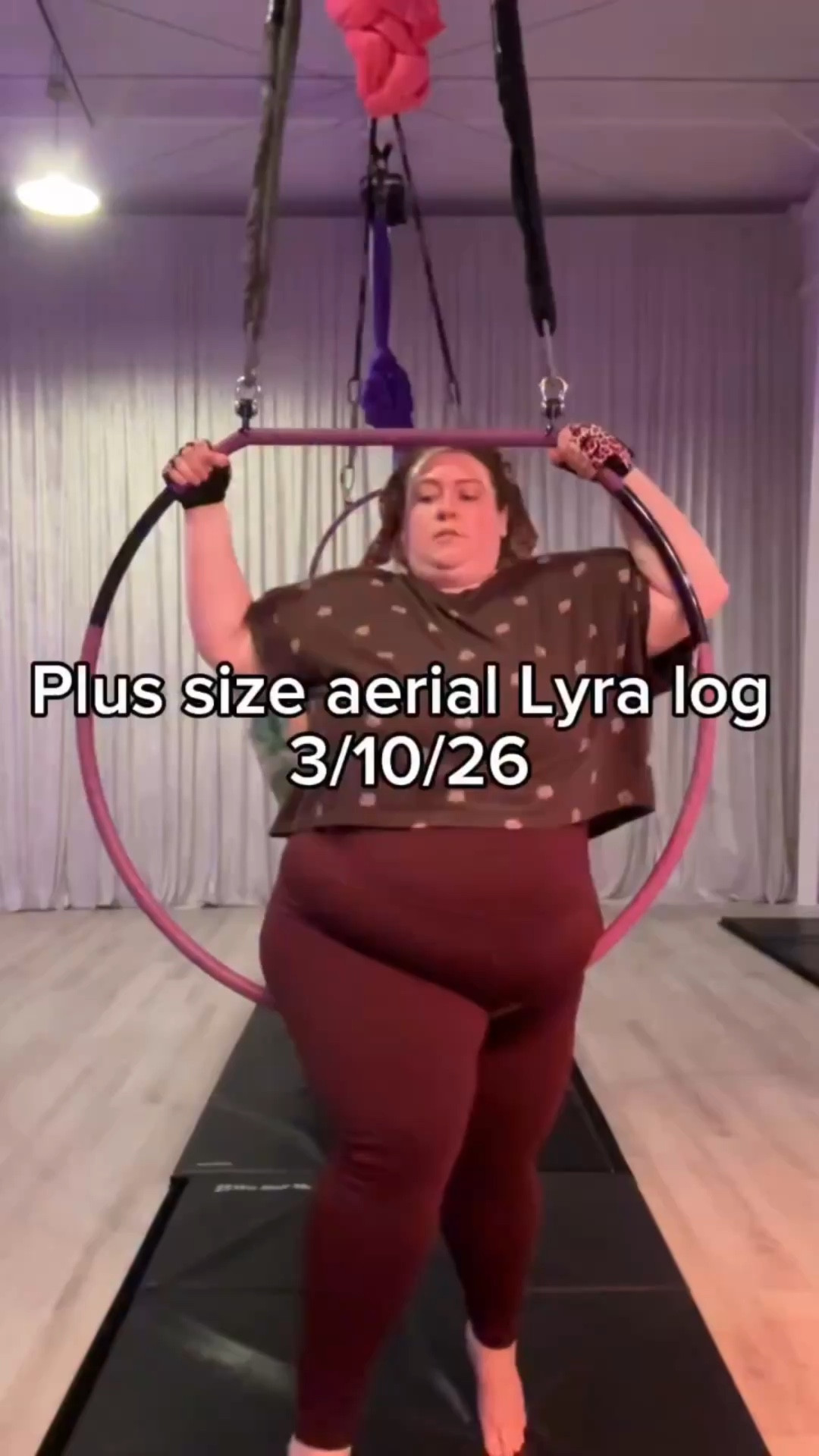 Practice 🫶 It’s hard that it take a a lot longer to do and master moves but I keep practicing anyways! Also so little active wear exists if you’re above a size 16 😐 that’s really what’s diabolical here. #lyrahoop #plussizeaerialist