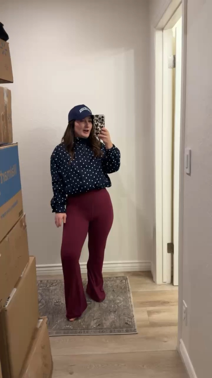 Lightweight polka dot jacket paired with yoga pants! Petite friendly flare leggings size small 28" (5'0" 140lbs)


#LTKActive #LTKPetite #LTKfitnessgoals