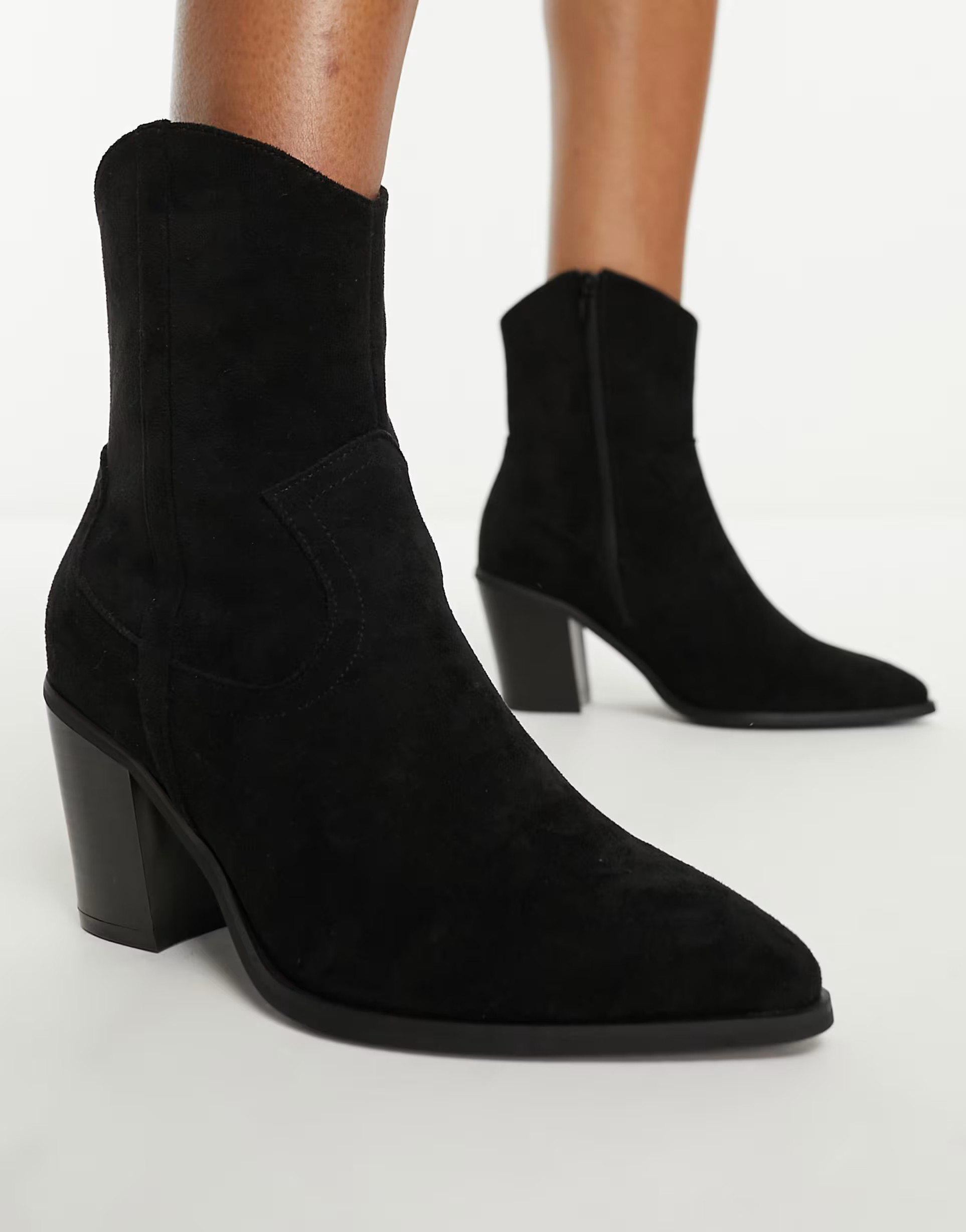 ASOS DESIGN Wide Fit – Rational – Cowboystiefel in Schwarz mit Absatz, in weiter Passform | ASOS (Global)