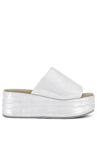 Harbor Flatform Sandal in Vanilla | Revolve Clothing (Global)