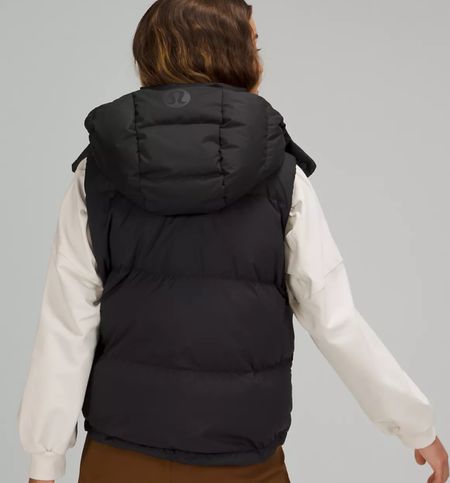 The perfect puffer vest w/detachable hood. Fits tts. Comes in 4 colors.



#LTKSeasonal #LTKstyletip #LTKfitness