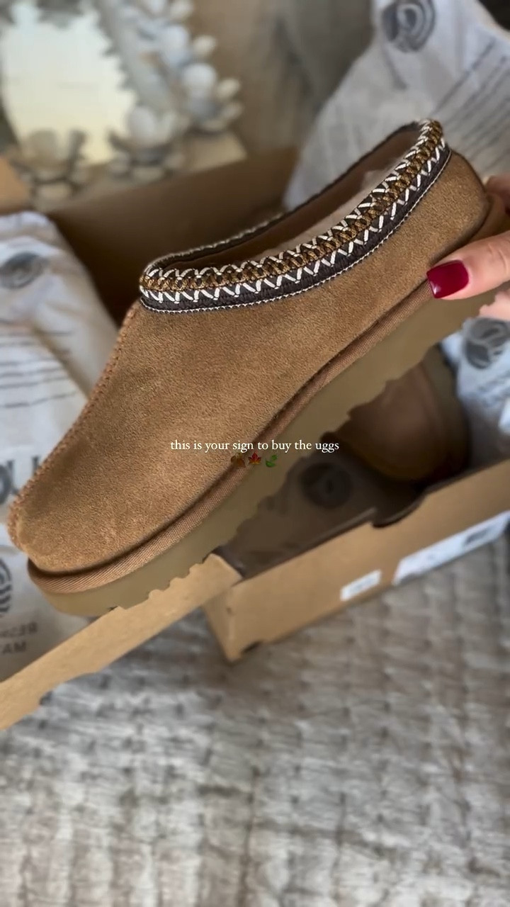 Missed these cuties last year bc they sell out FAST 😮‍💨 linked in my LTK shop 🫶🏼

 #ugg #uggseason #uggslippers