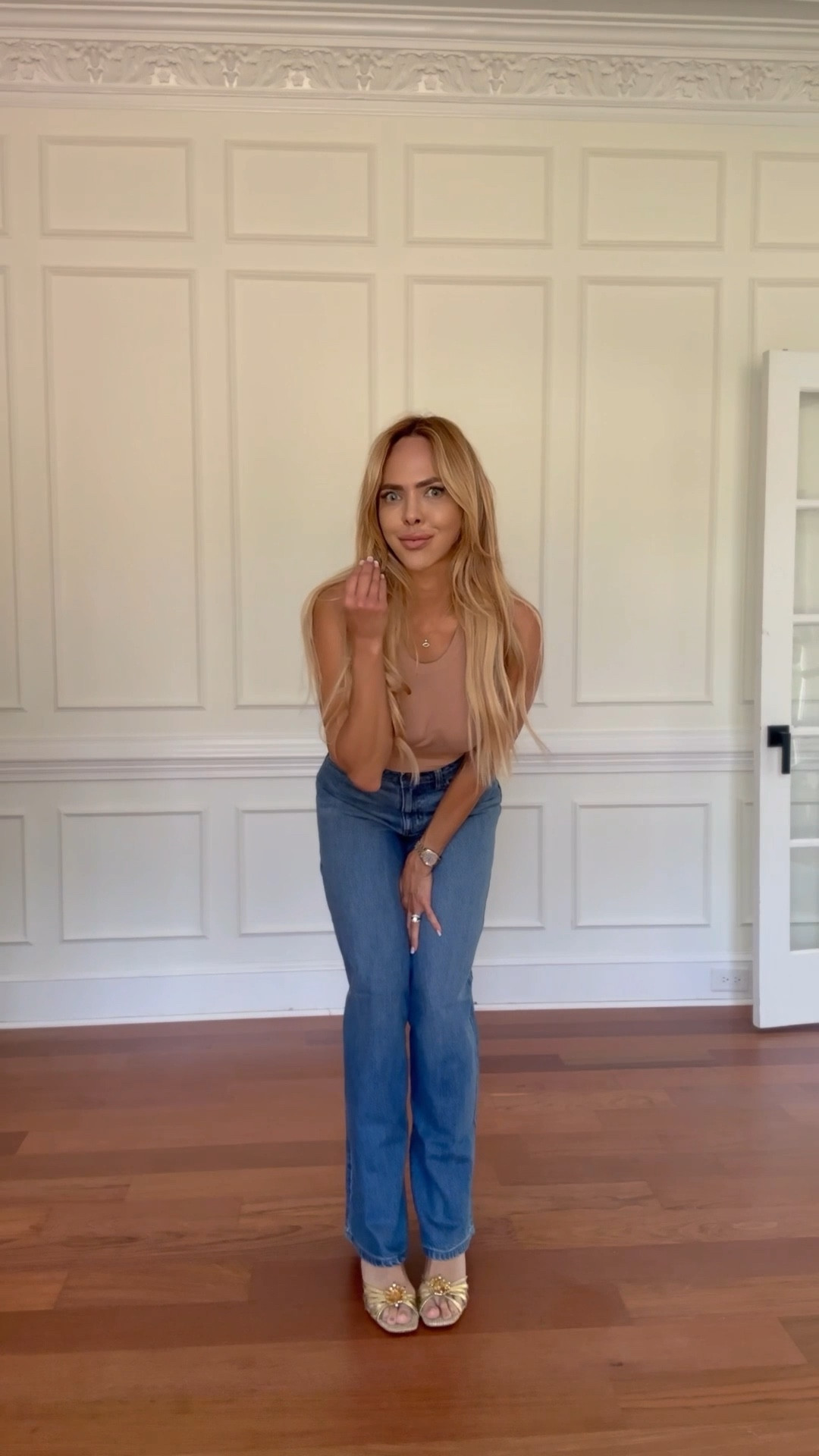 ✨ No bra, no problem! ✨
This top is designed with built-in support—so comfy you won’t even think about layering. Each set comes with 2 tops, and you can pick the colors you love most. And let’s talk about the denim… seriously, Amazon did THAT. 🤯