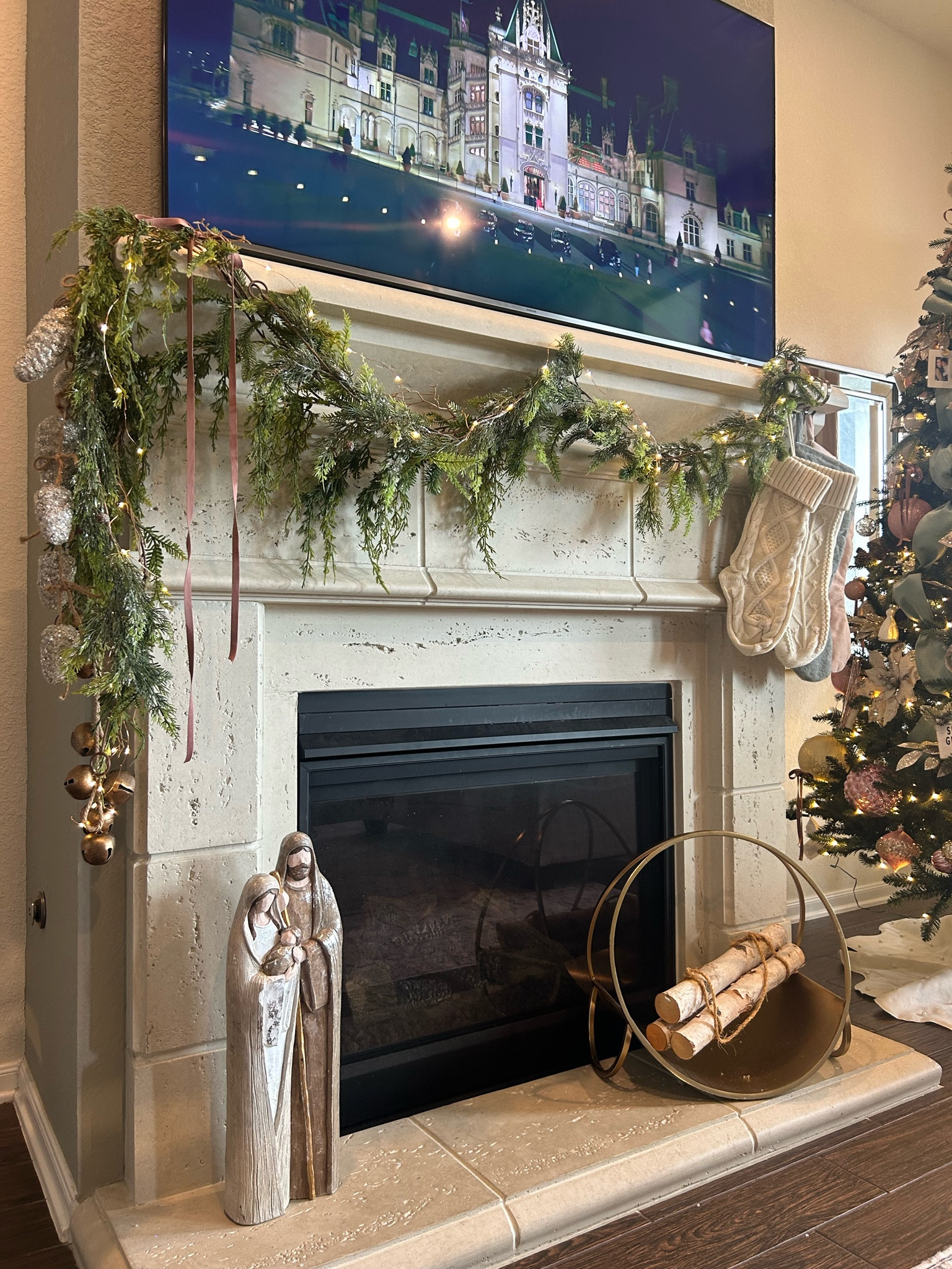 Christmas mantle! 🎄✨🥰❤️  #christmasmantledecor

#LTKHoliday #LTKHome