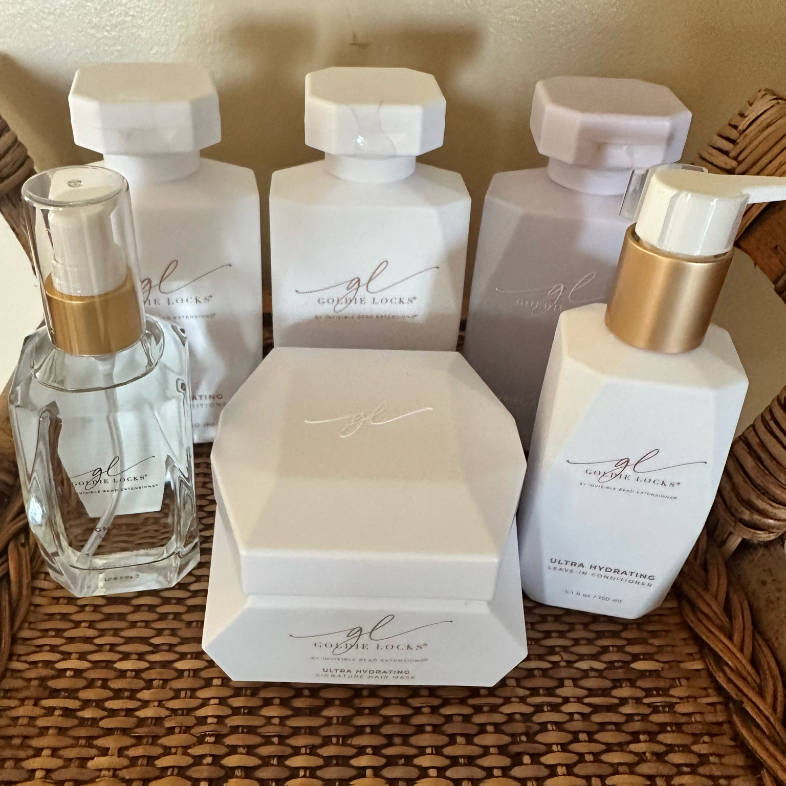 This @goldilocks hair care is amazing! Smells so good and makes my hair feel amazing. #haircare #goldilocks

#LTKFind #LTKunder50 #LTKbeauty