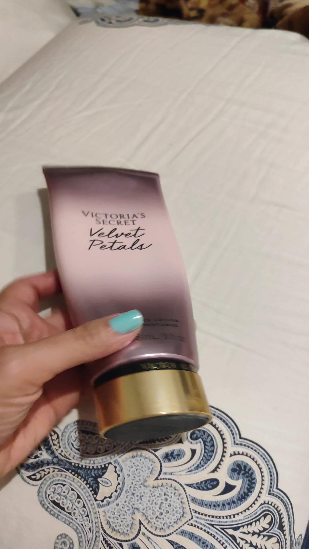 Depois do banho passar um creme para dormir é muito gostoso, ainda mais quando é cheiroso, bem suave e super hidratante.

#LTKbrasil #LTKVideo #LTKbeauty