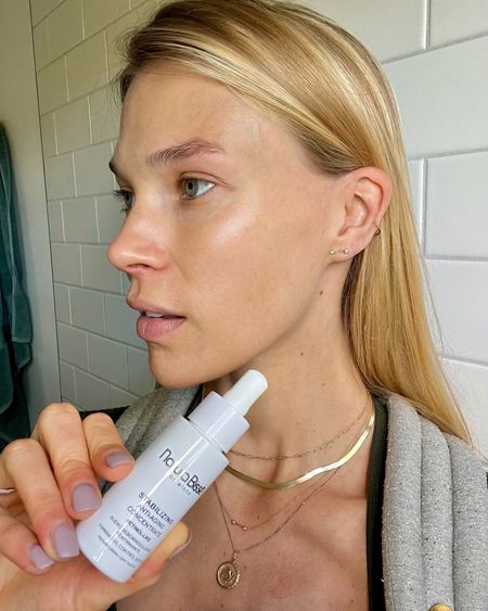 all about a “retinol-like” product that’s more gentle on the skin (plus I can’t use it while breastfeeding anyway) ⚡️ 3 exfoliating acids gently work their magic in this natura bissé stabilizing anti-aging concentrate to unclog pores & leave you with glowing, radiant skin 💫 read more at brittmaren.com!
.
.
#antiaging #skincare #serum #topshelf #glowing #glow #retinol #retinolalternative #cleanbeauty #naturabisse #clarifying #stabilizing #brightening #beautyblogger #skincarejunkie #faveproducts #hyperpigmentation #youthful 

#LTKbeauty #LTKGiftGuide