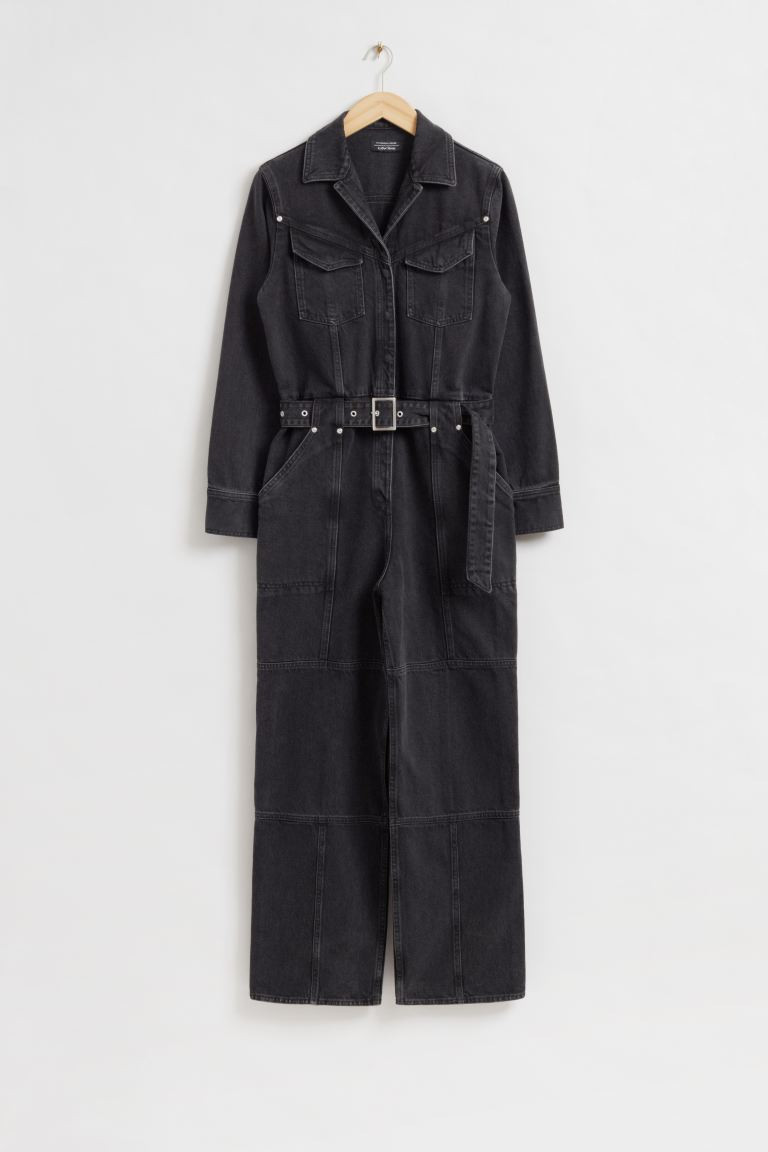 Denim-Jumpsuit mit Gürtel in schwarzer Waschung& Other Stories | H&M (DE, AT, CH, NL, FI)