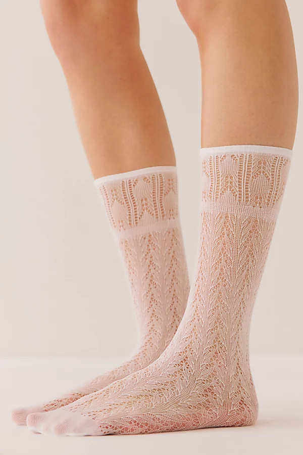 Chaussettes mi-mollet Erica au crochet par Swedish Stockings en Blanc, pour femme chez Free People | Free People FR