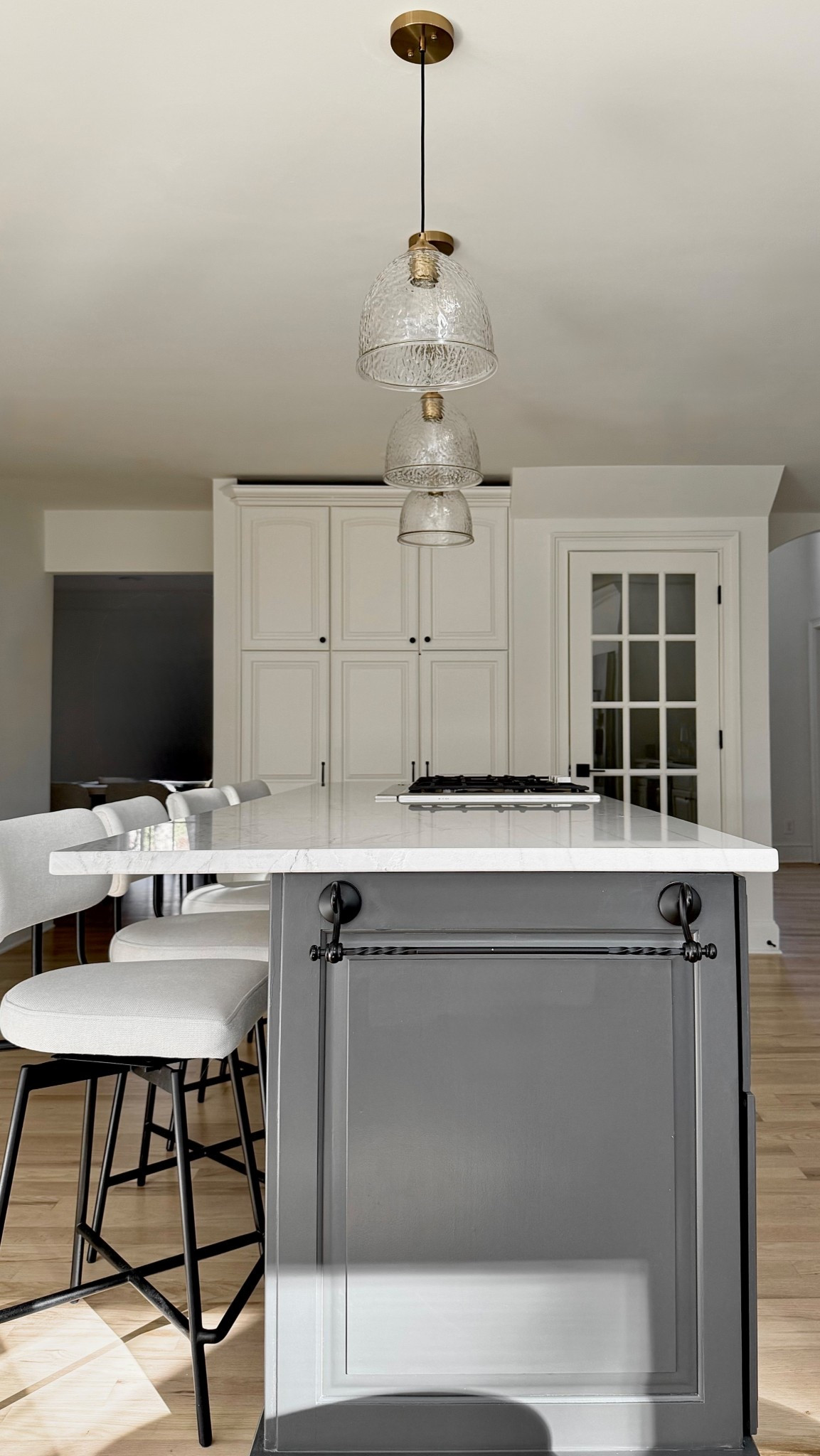 A moment of appreciation for this kitchen!! Finally sharing the full video tour. So happy with how this one turned out! My favorite parts? 

✔️ Long extended island 
✔️Glass front cabinets for display
✔️ Zellige tile backsplash 

 #neutralkitchen #kitcheninspiration #kitchenremodel #kitchendesign #kitchenideas #design #designinspo #neutraldesign #modernkitchen #transitionalkitchen