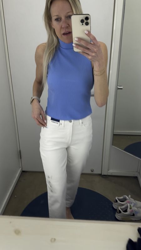 Old Navy white denim! 
Top-xs
Jeans- size 2

#LTKfindsunder50 #LTKSpringSale #LTKstyletip