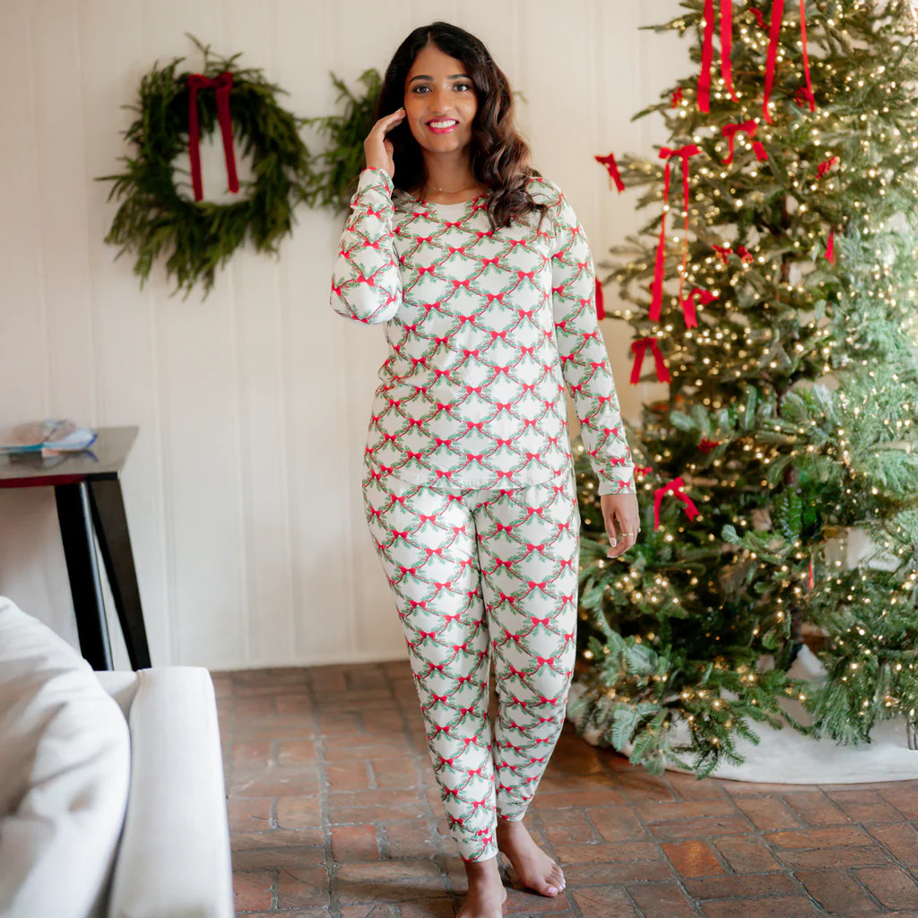 Women's Jogger Pajama Set in Holiday Bow | Kyte Baby
