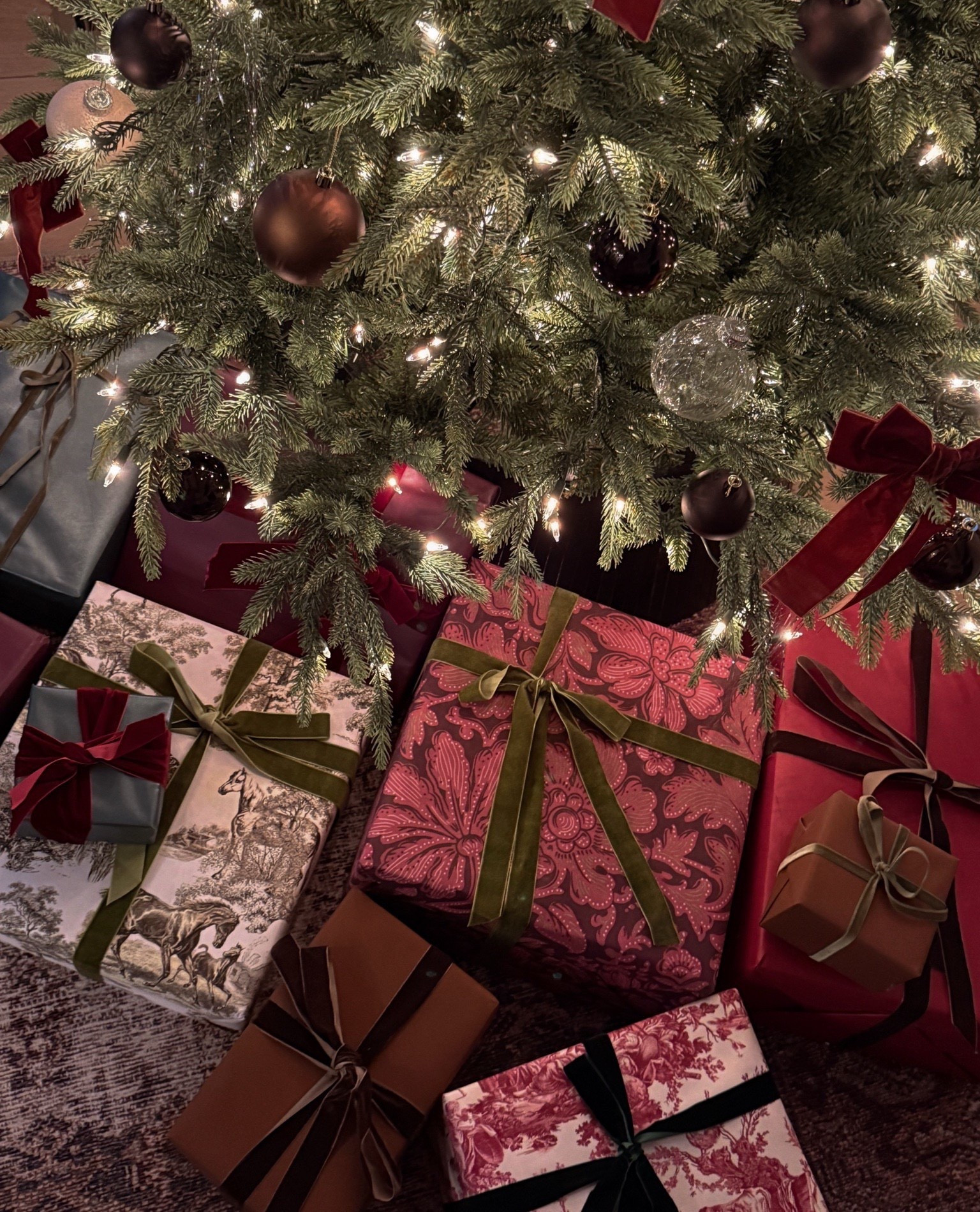 Christmas wrapping paper ✨ #kathleenpost 

Presents, gift wrap, velvet ribbon



#LTKSeasonal #LTKGiftGuide #LTKHoliday