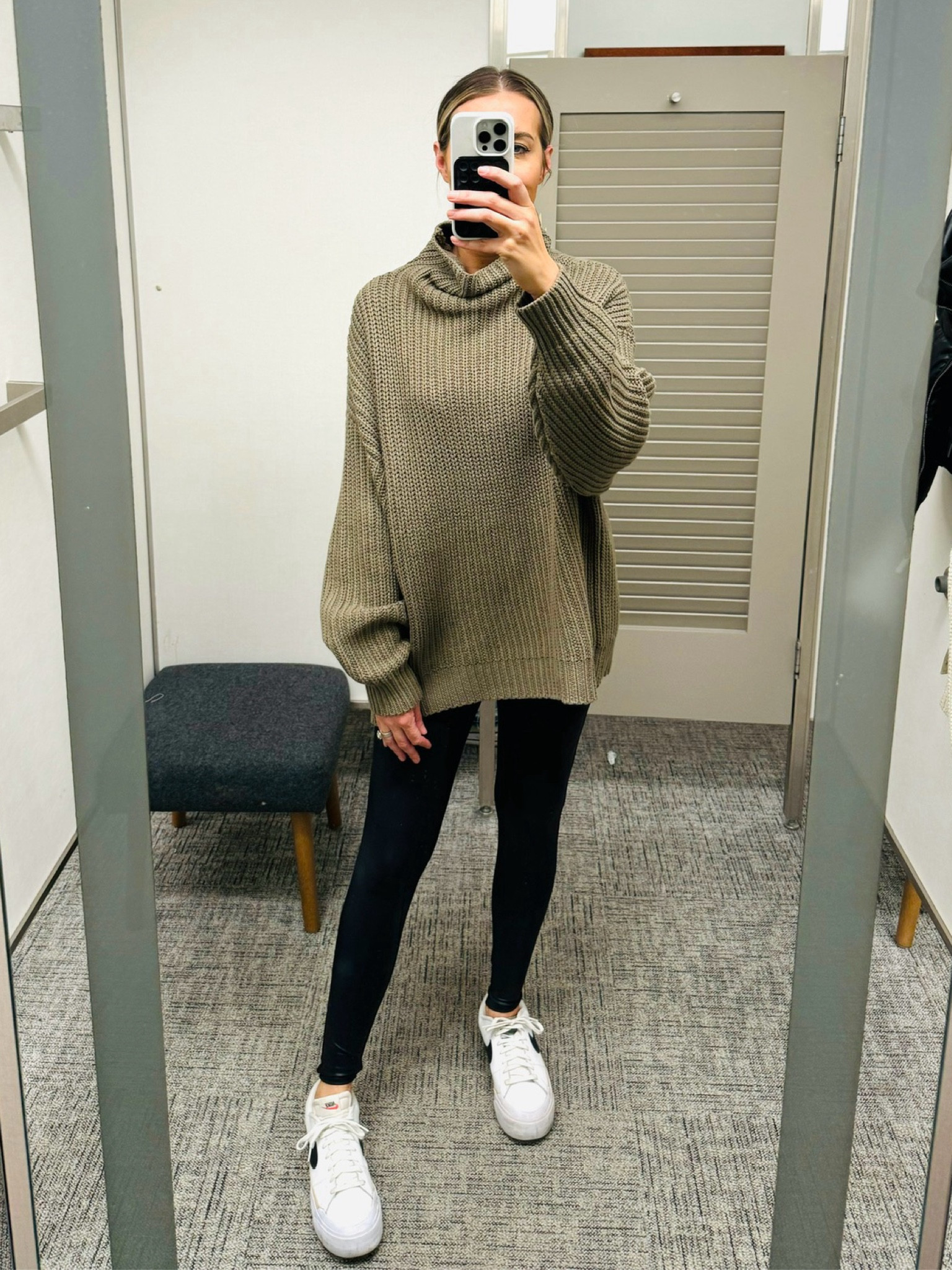 #NSALE fave! I definitely took this oversized sweater home and cannot wait to wear it. Pairs perfectly with these classic #NSALE leggings @nordstrom #nordstrompartner