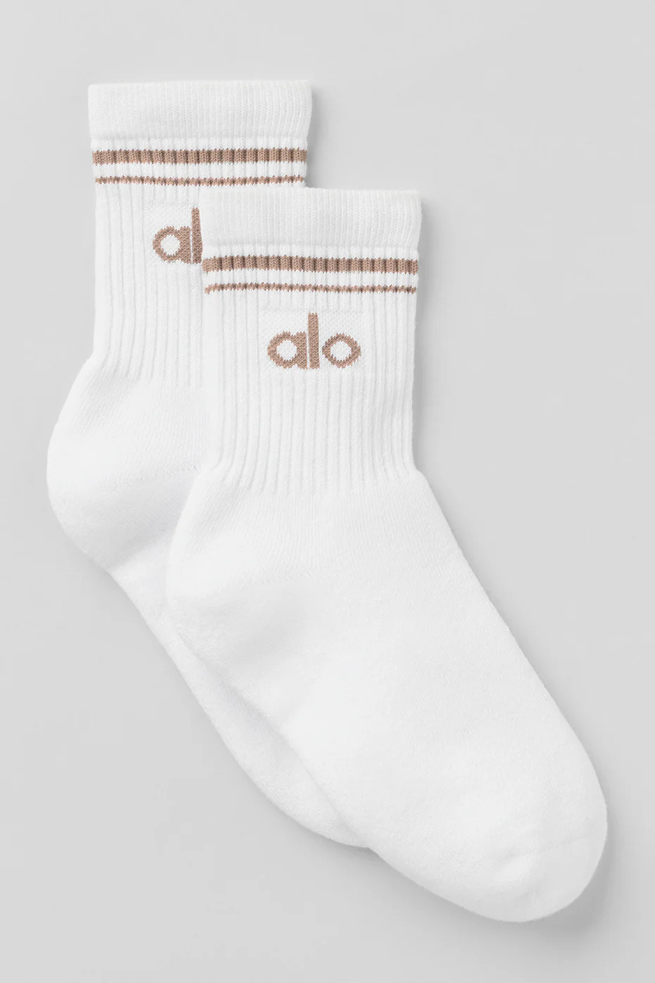 ALO | Half-Crew Throwback Socks in White/Chai Latte, Size: Large | Alo Yoga (US)