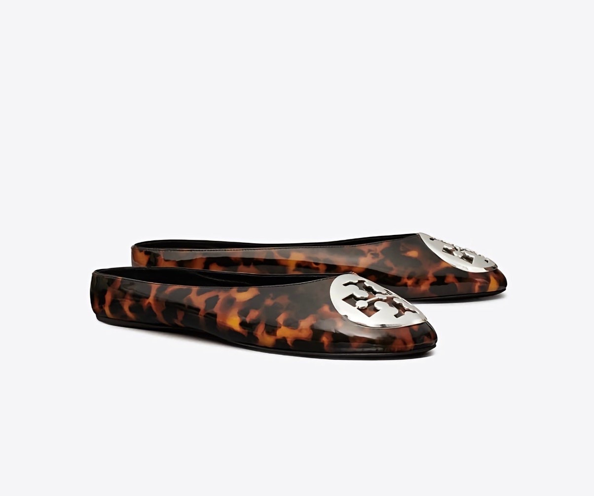 Tory Burch REVA BALLET MULE

Reva ballet mule features refined lines and our signature medallion transformed into a sleek beveled shape that molds perfectly to your foot. A hidden sliver wedge provides all-day comfort without changing the understated silhouette.

#LTKSeasonal #LTKTravel #LTKWorkwear