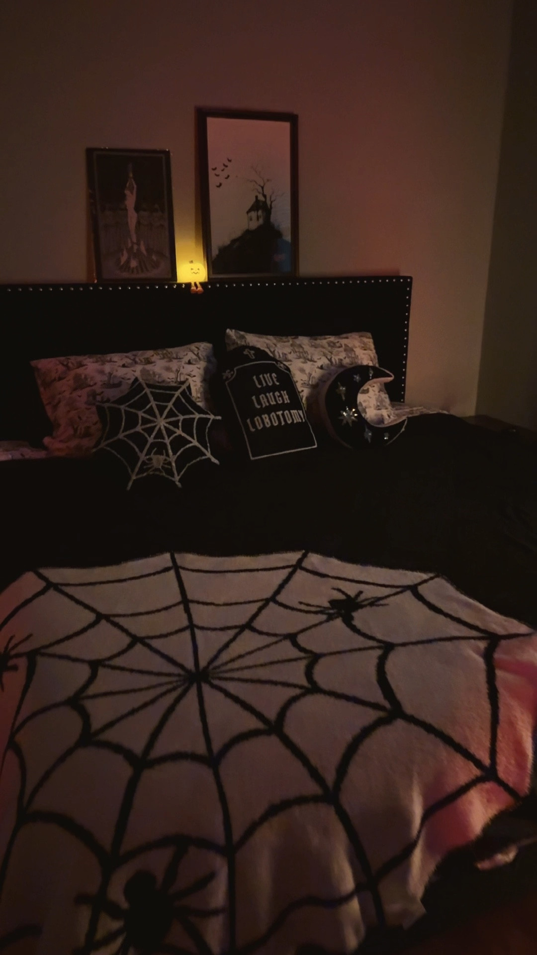 Spooky bedroom refresh 🖤

#LTKHome #LTKSeasonal