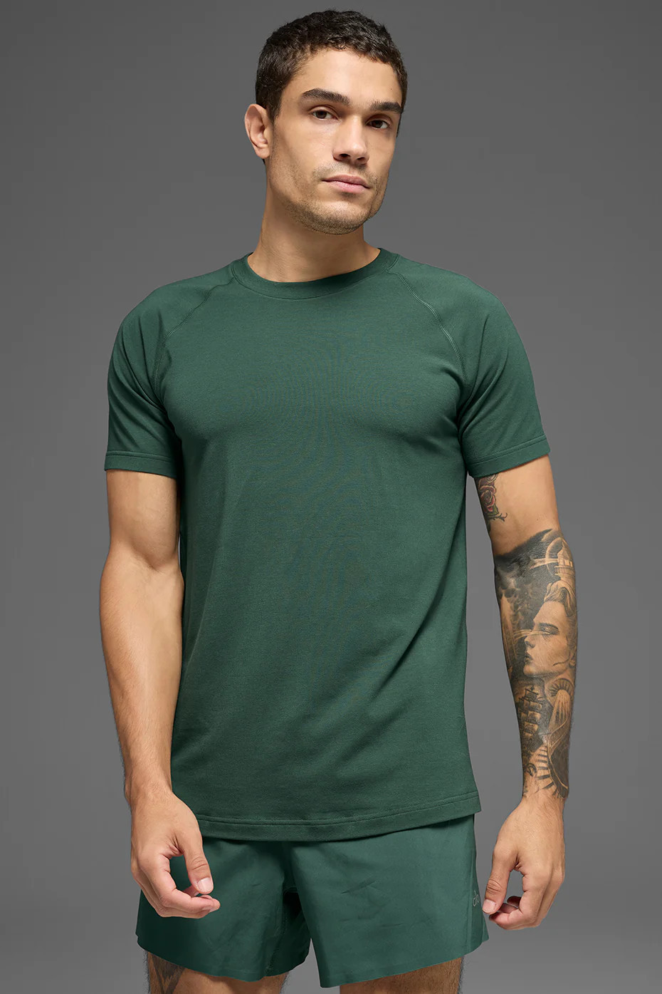 ALO Vapor Crewneck Short Sleeve Top in Clover Green, Size: Small | Alo Yoga (US)