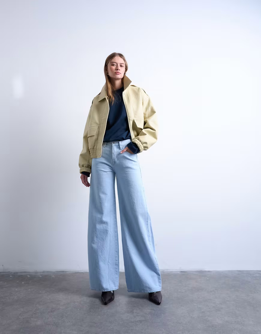 Vaqueros deslucidos de talle medio y pernera ancha de Topshop-Azul | ASOS (Global)