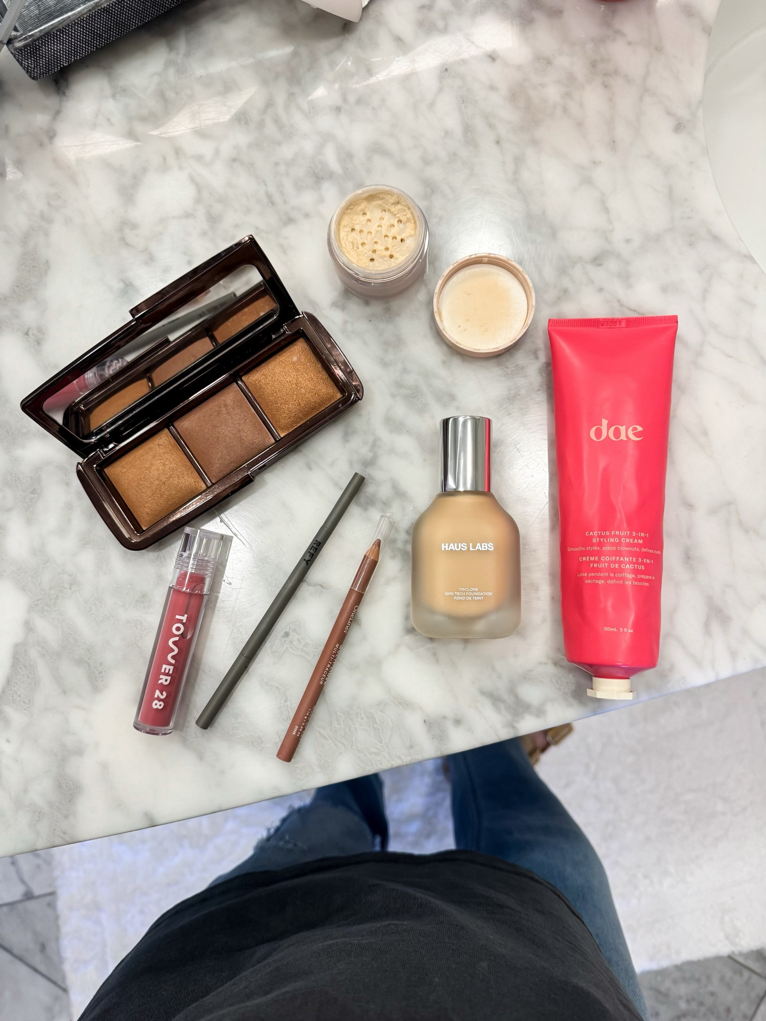 Haus labs: 110 light neutral
Hourglass ambient palette: volume III
Lipgloss: pistachio
Lip liner: work of art
Laura mercier setting powder: translucent
REFY brow pencil: light