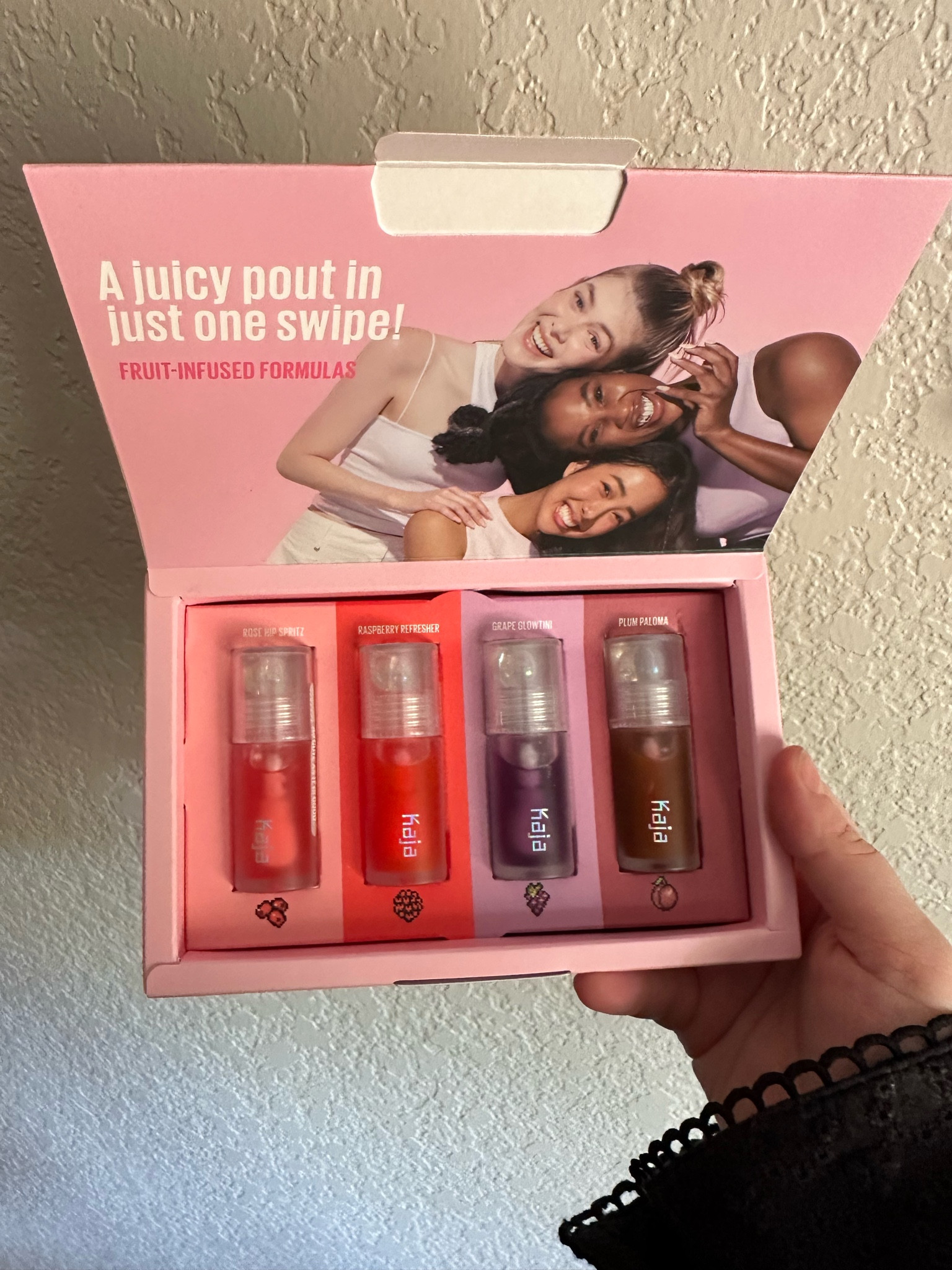 Kaja beauty juicy glass lip oil

What it is: A lip oil that is inspired by fruits and is nonsticky, hydrating, and plumps the look of lips.

Highlighted Ingredients: 
- Vitamin Tree Fruit Oil: Nourishes, moisturizes, and helps lips feel soft and supple.

#LTKbeauty