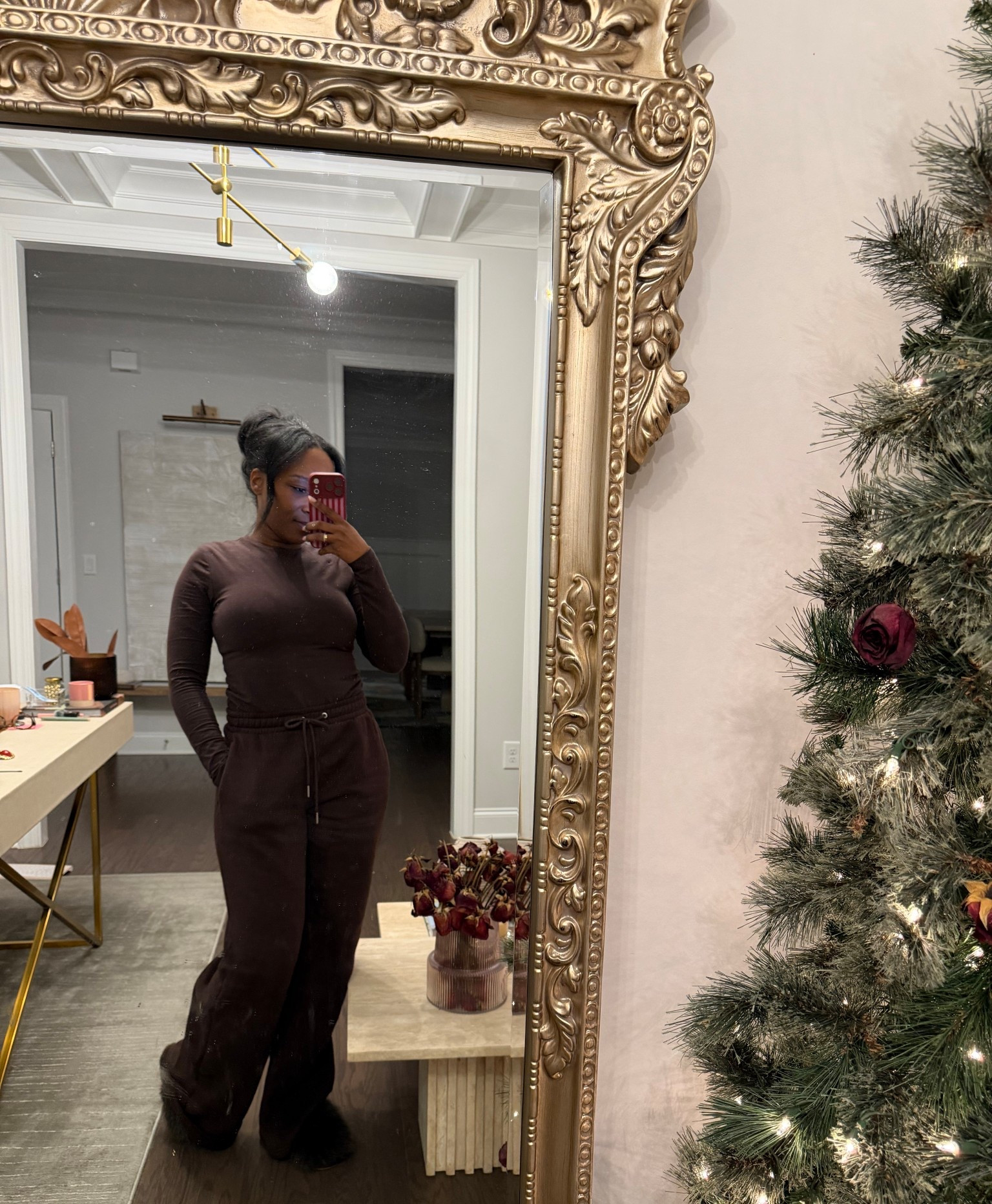 We love a chocolate brown moment 🤎
Cozy outfits
Brown sweatpants
Loungewearr