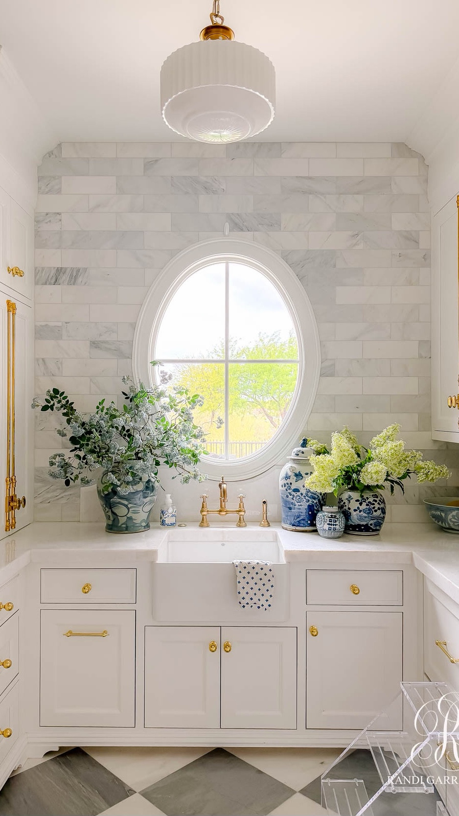 Create this beautiful blue HYDRANGEA arrangement with 6 stems and your favorite ginger jar!


#LTKSeasonal #LTKHome