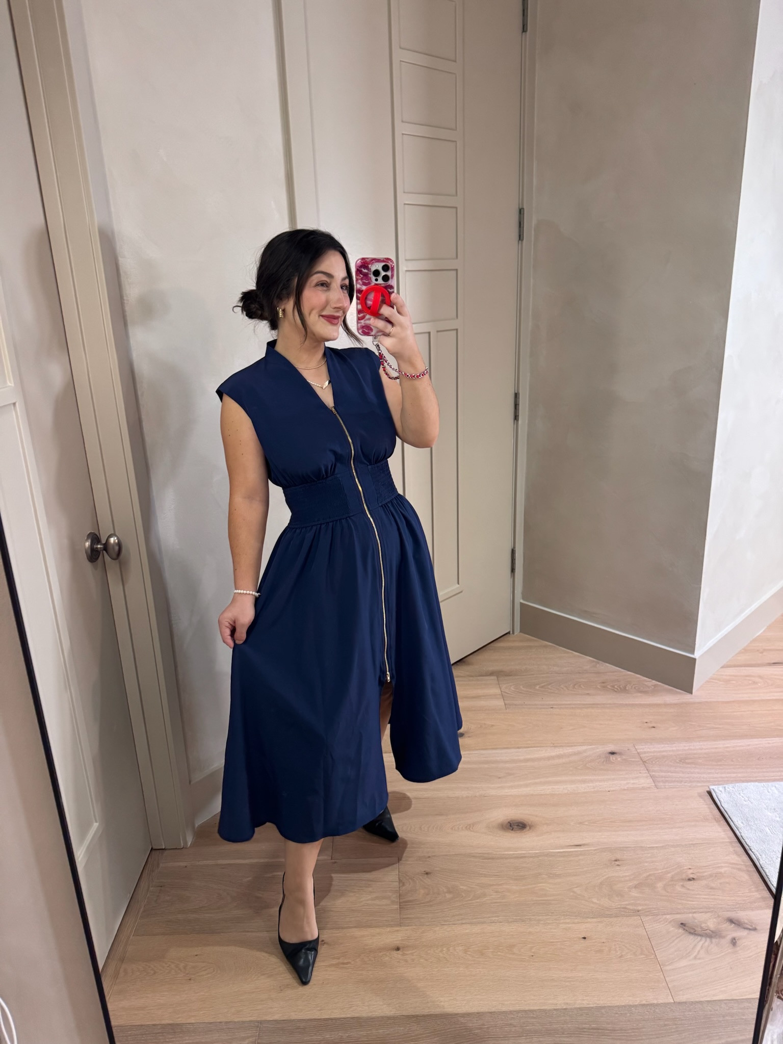 Navy midi dress! 
Flowy with a functional zipper! 

Size small 

5'0" 140lbs

#LTKPetite #LTKootd #LTKSeasonal