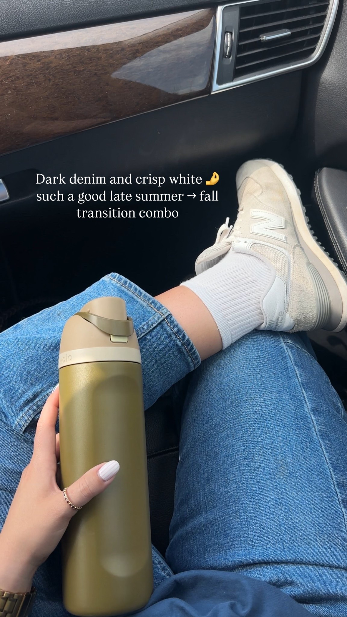 @owala  Dark denim and crisp white 🤌such a good late summer -> fall transition combo